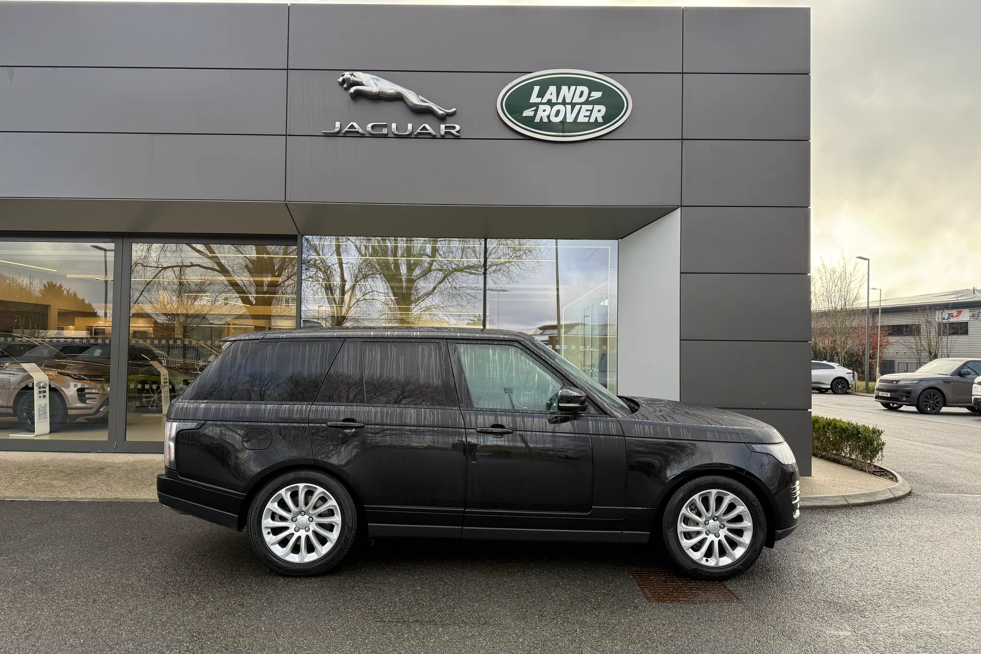 LAND ROVER RANGE ROVER thumbnail image number 2