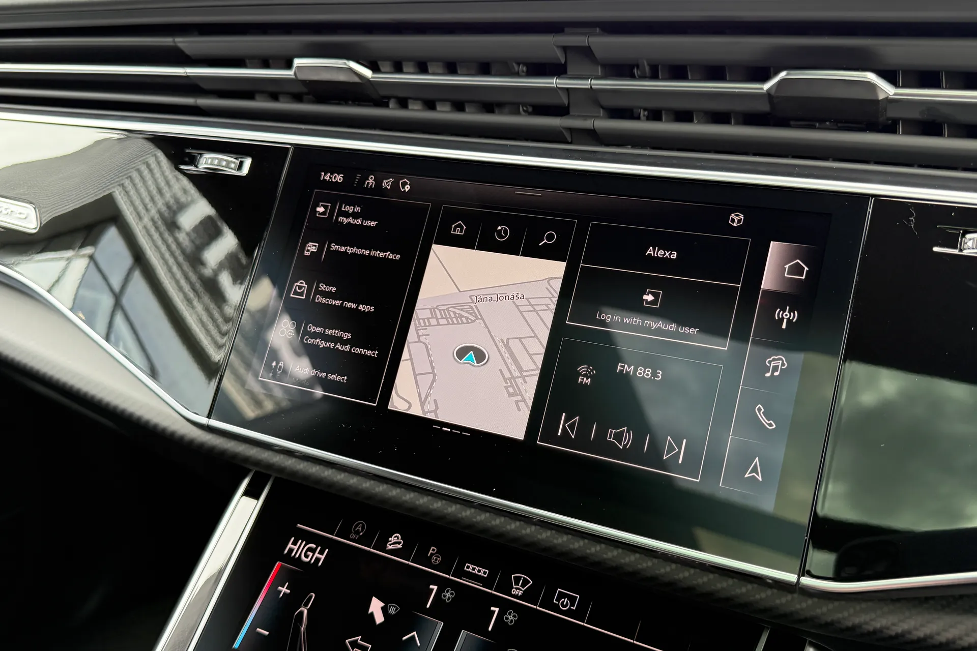 Audi RS Q8 thumbnail image number 40