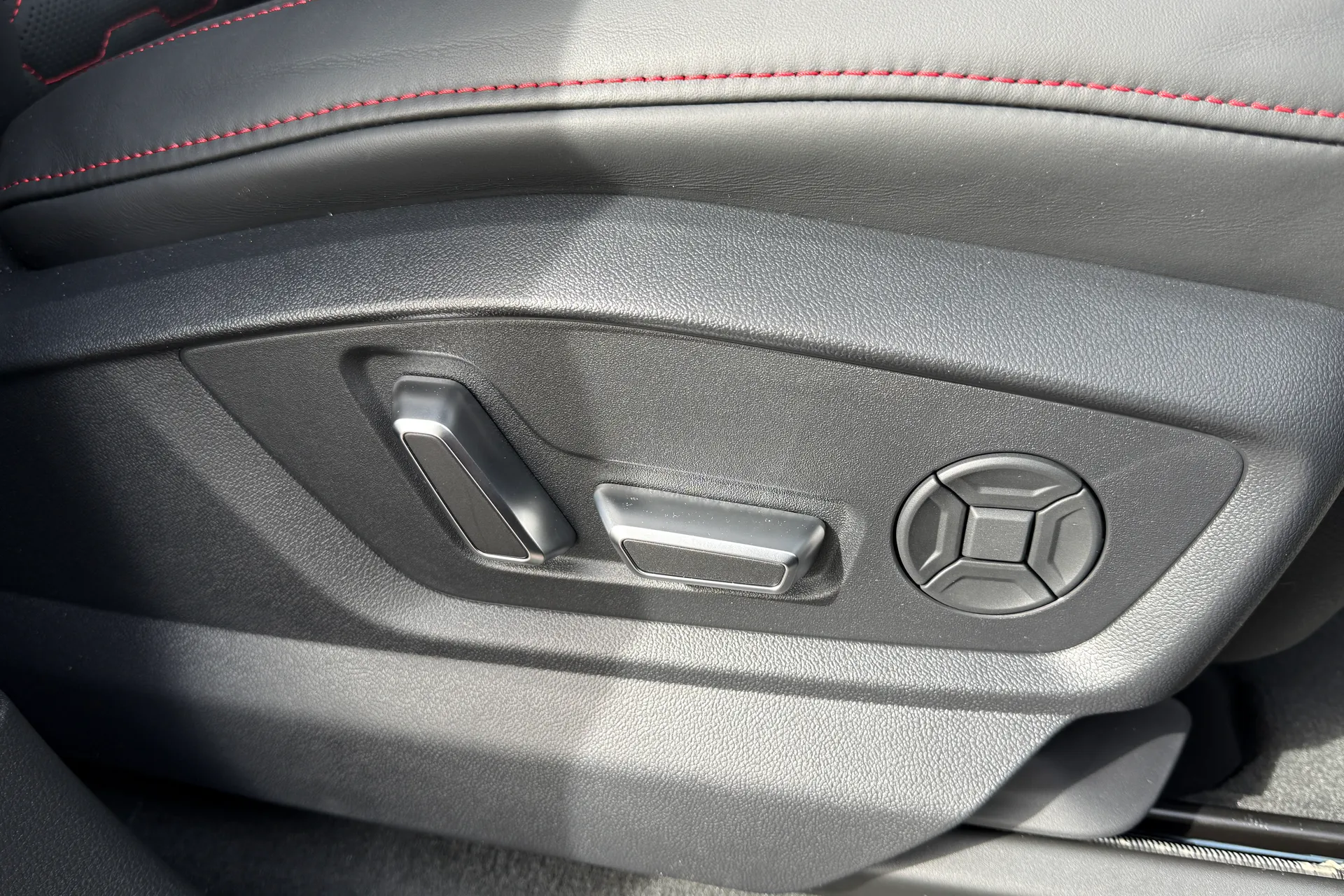 Audi RS Q8 thumbnail image number 17