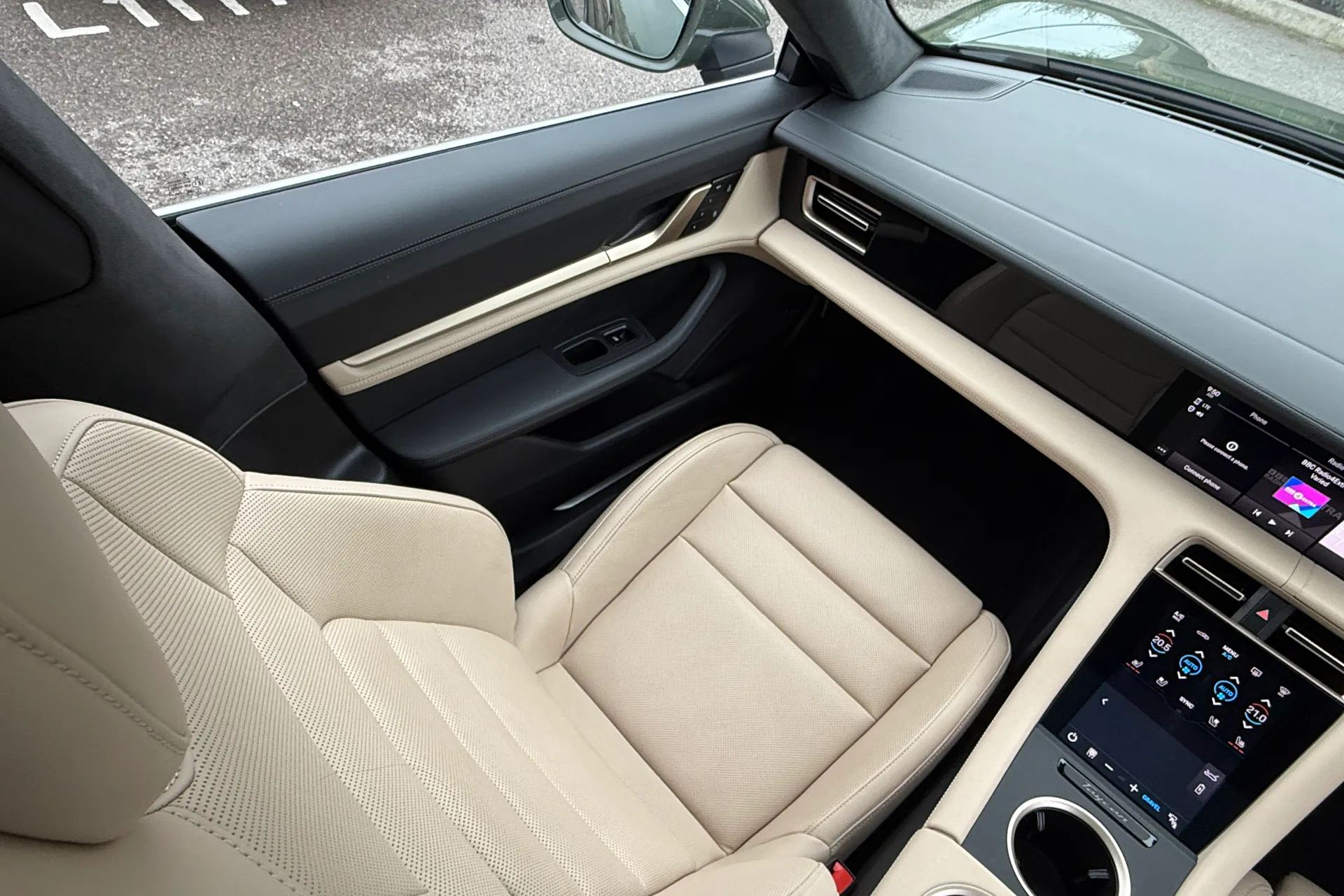 Porsche TAYCAN thumbnail image number 27