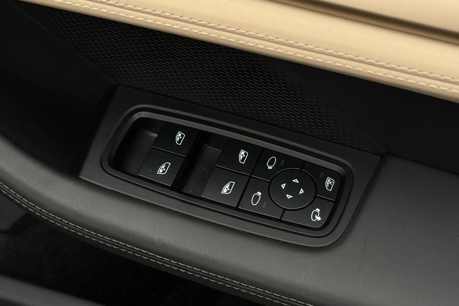 Porsche TAYCAN thumbnail image number 57