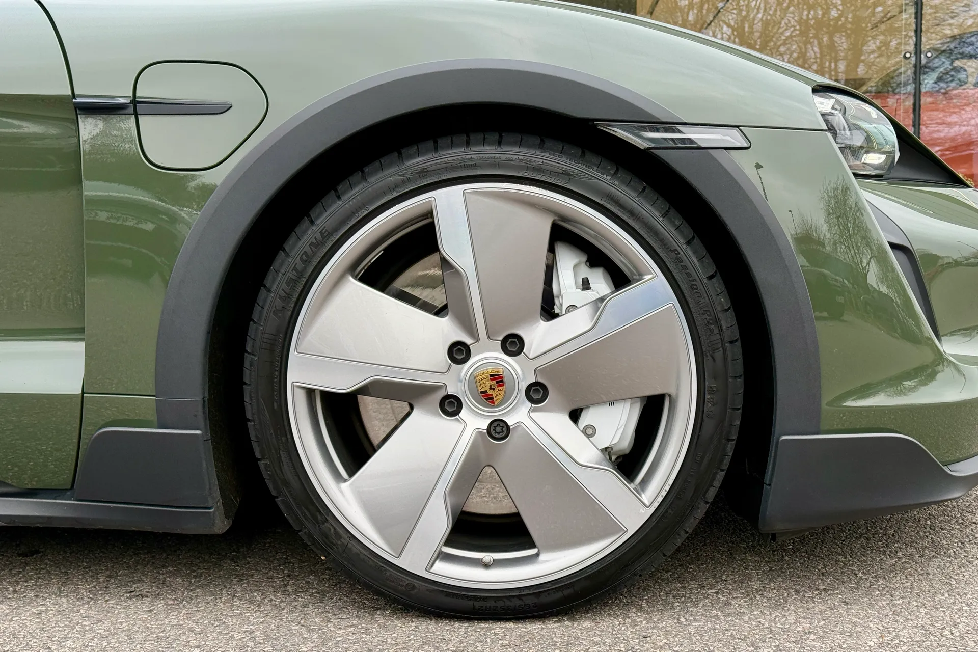 Porsche TAYCAN thumbnail image number 11