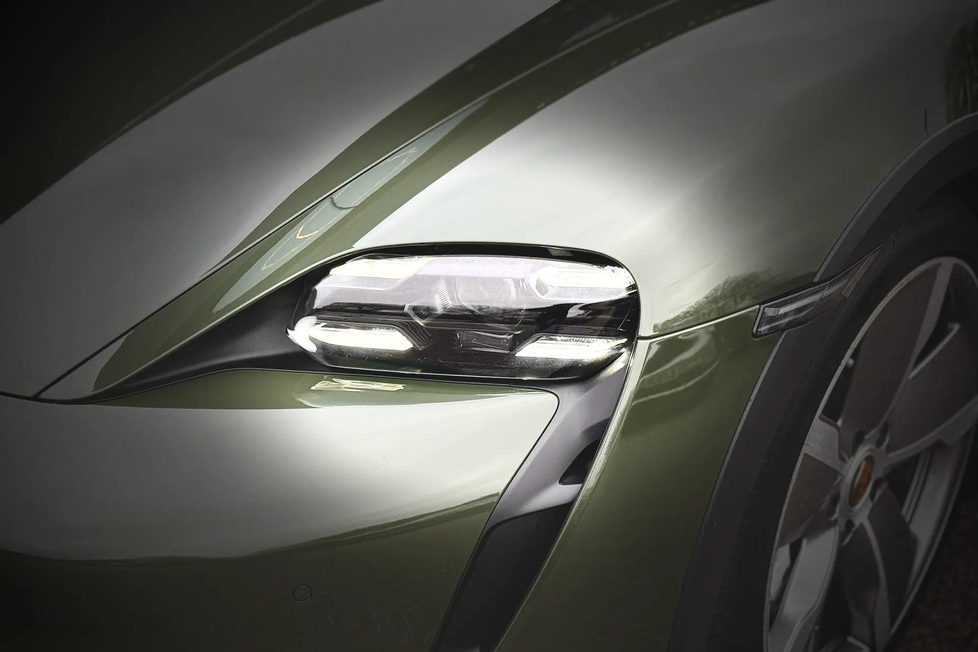 Porsche TAYCAN thumbnail image number 21