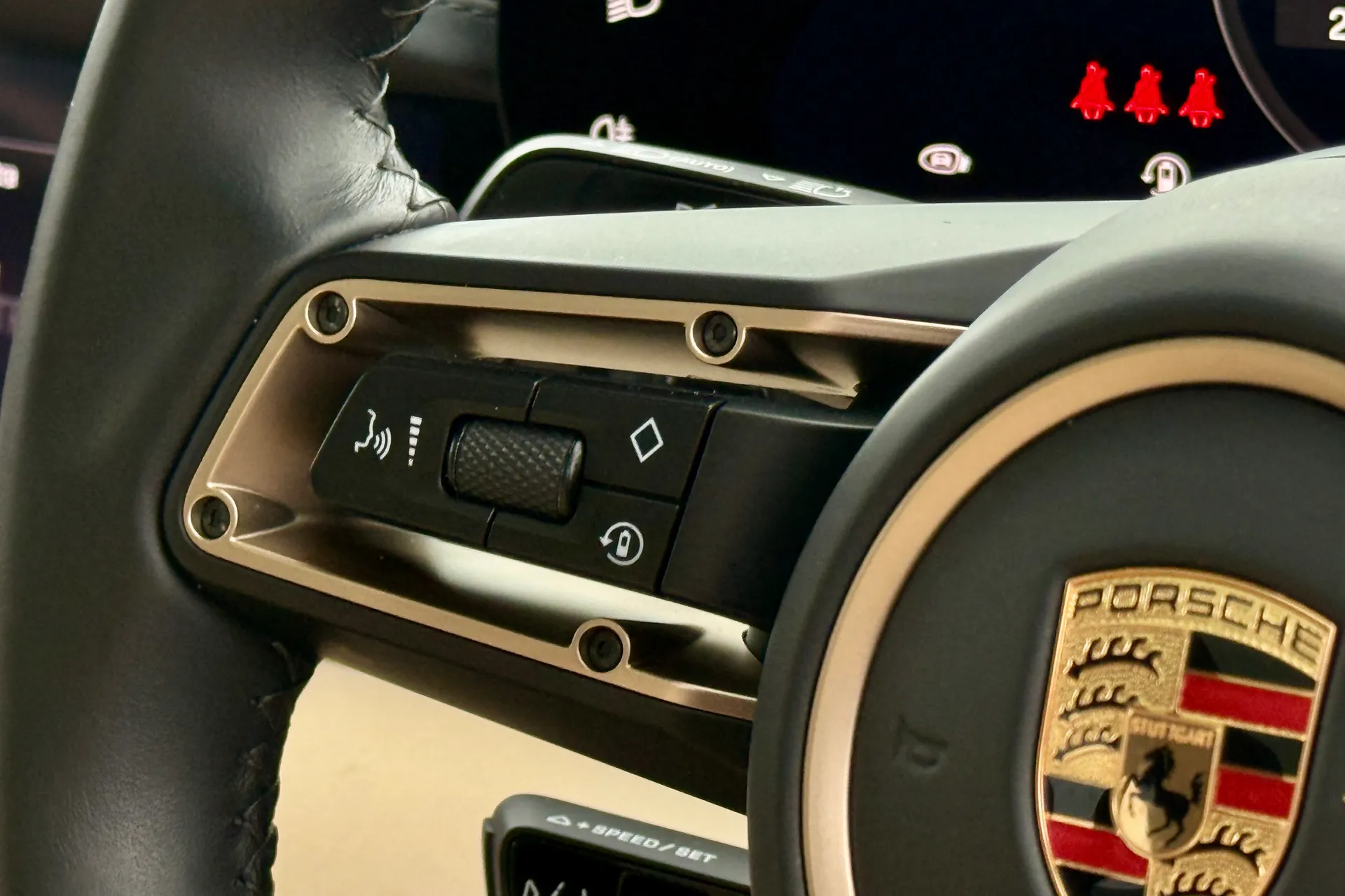 Porsche TAYCAN thumbnail image number 54