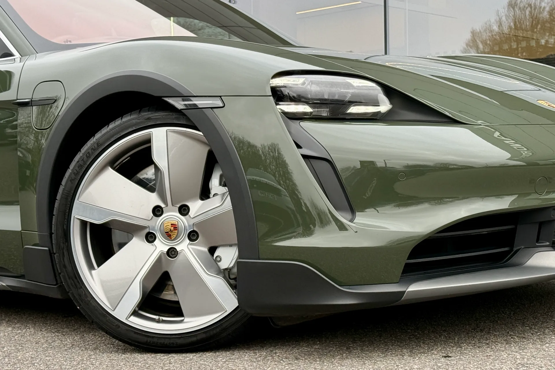 Porsche TAYCAN thumbnail image number 23