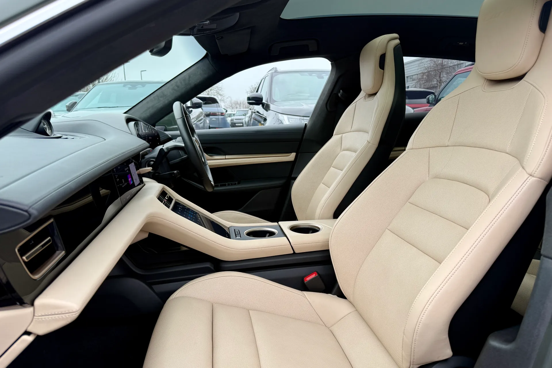 Porsche TAYCAN thumbnail image number 52