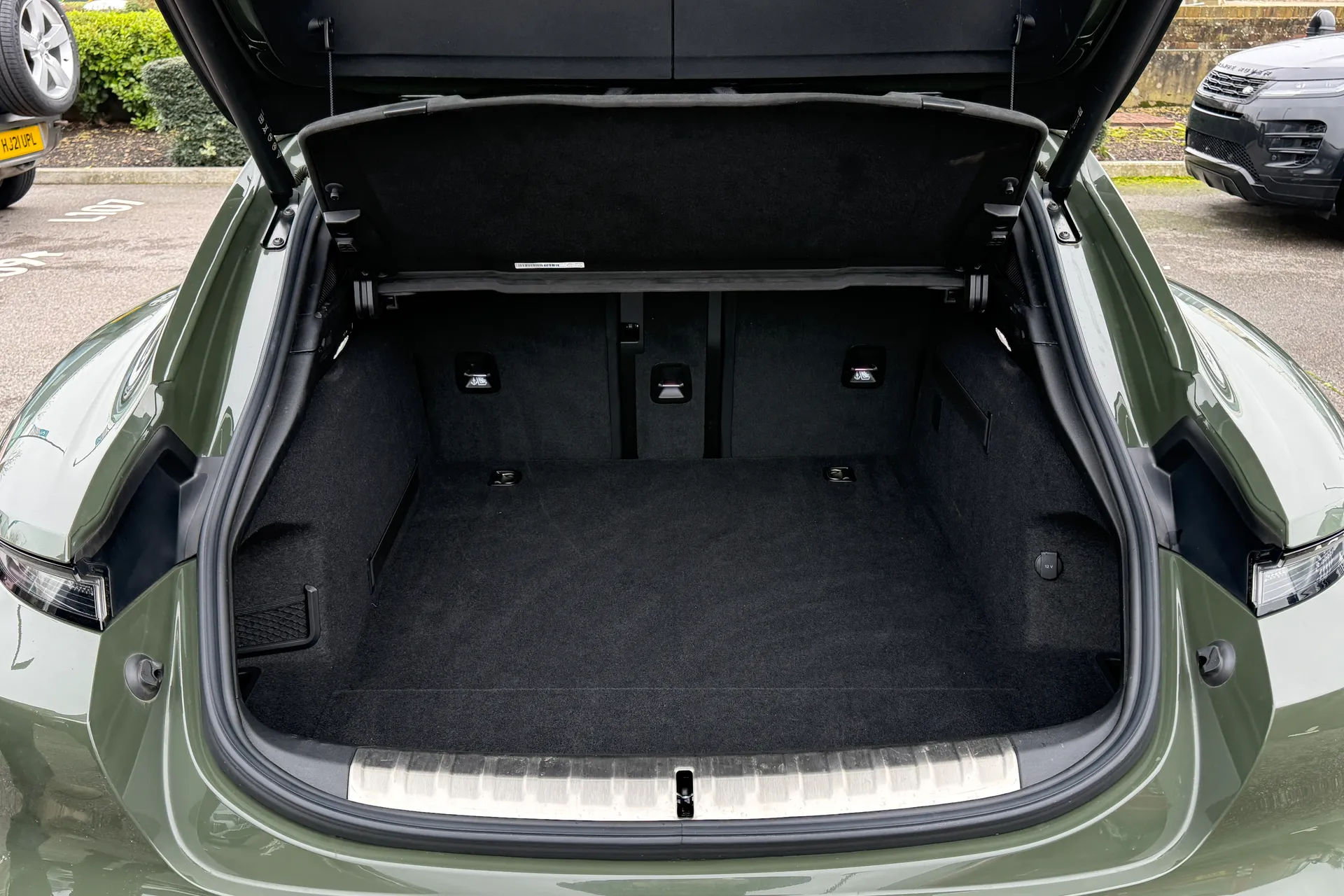 Porsche TAYCAN thumbnail image number 38