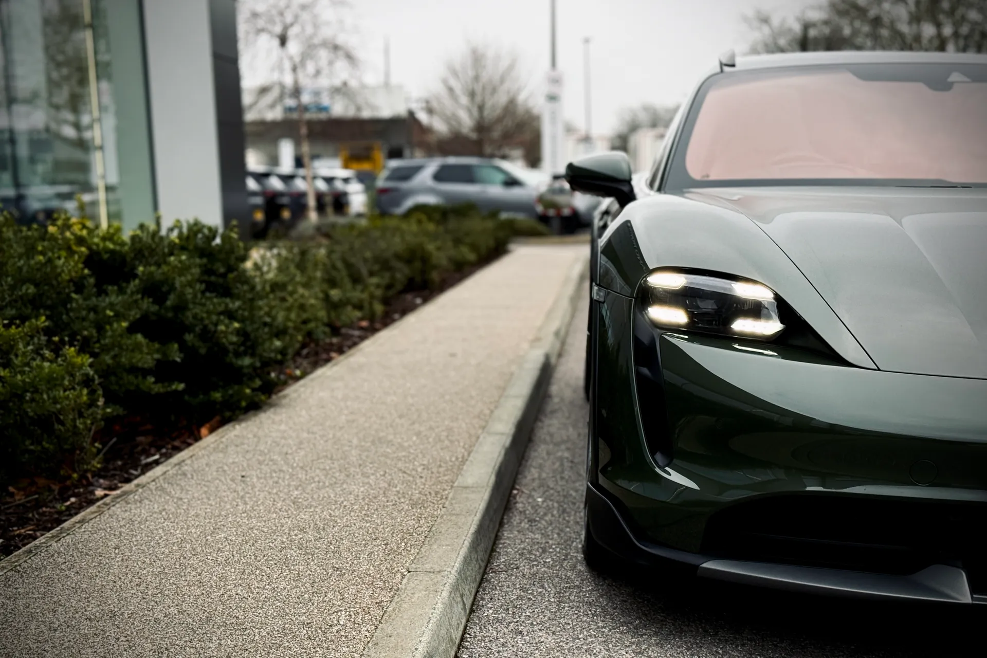 Porsche TAYCAN thumbnail image number 16