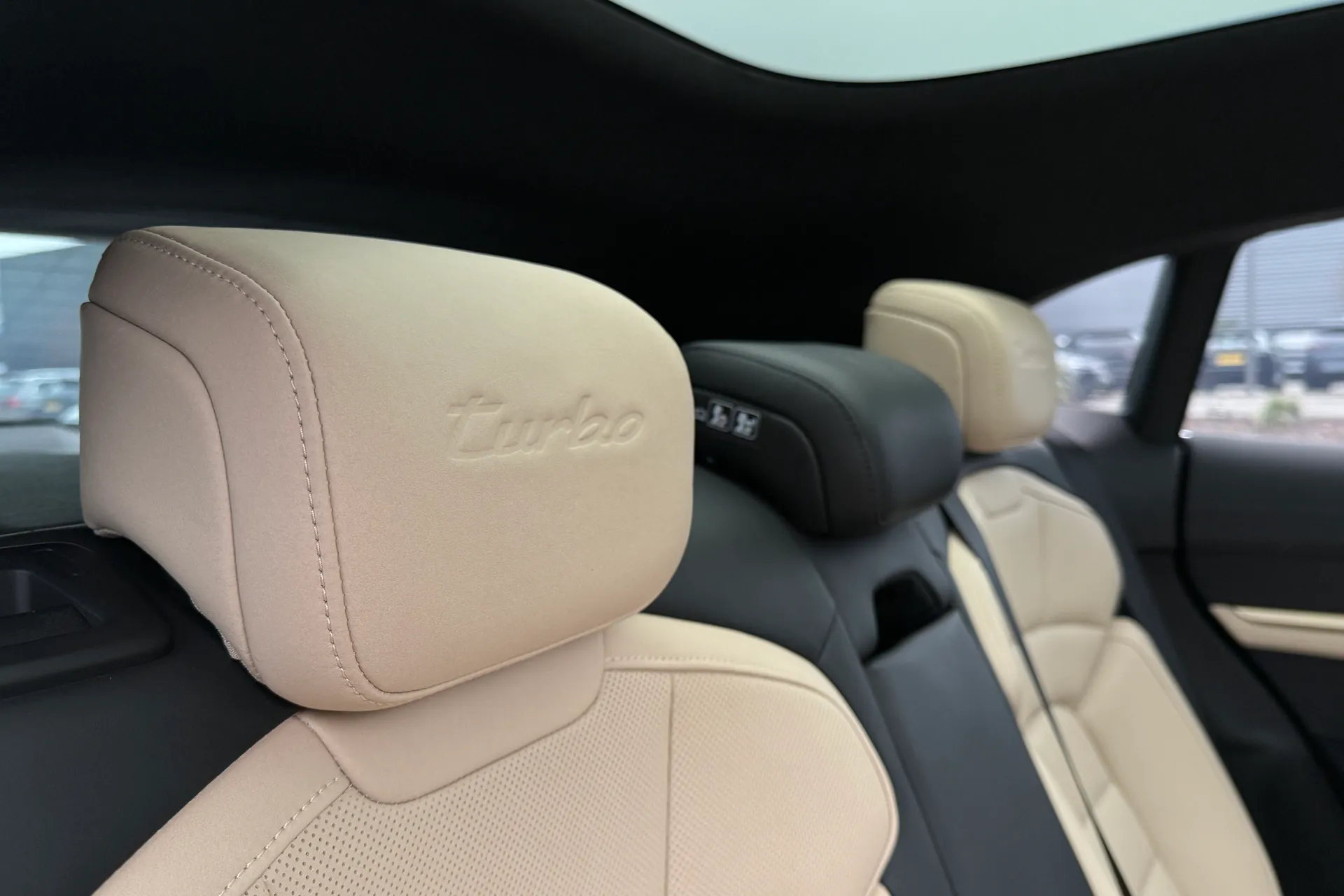 Porsche TAYCAN thumbnail image number 39