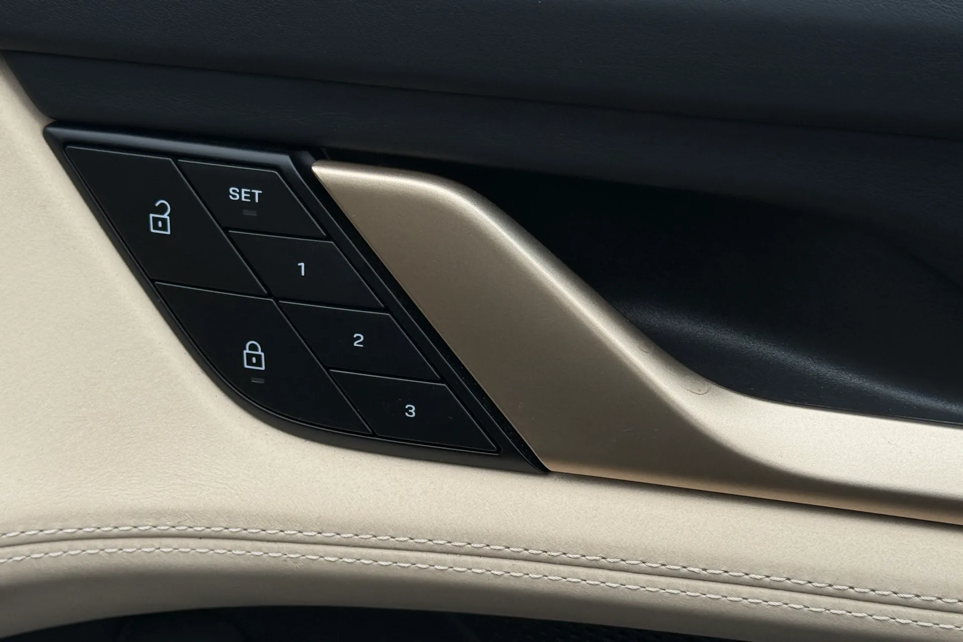 Porsche TAYCAN thumbnail image number 58