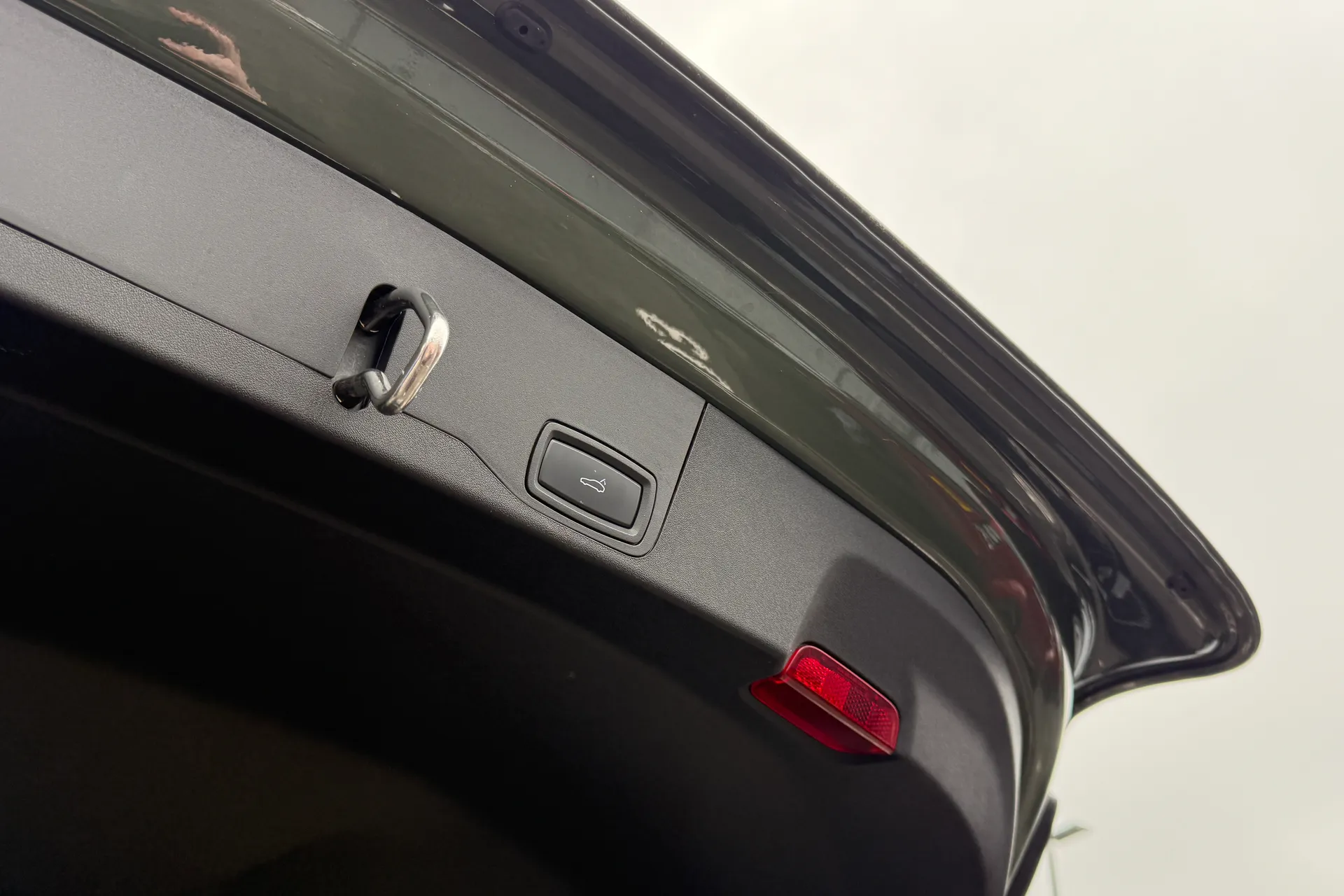 Porsche TAYCAN thumbnail image number 37