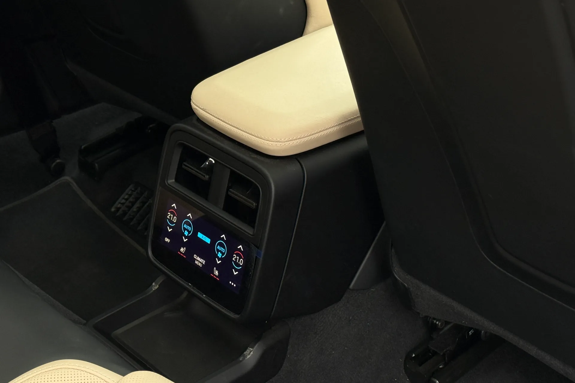 Porsche TAYCAN thumbnail image number 43