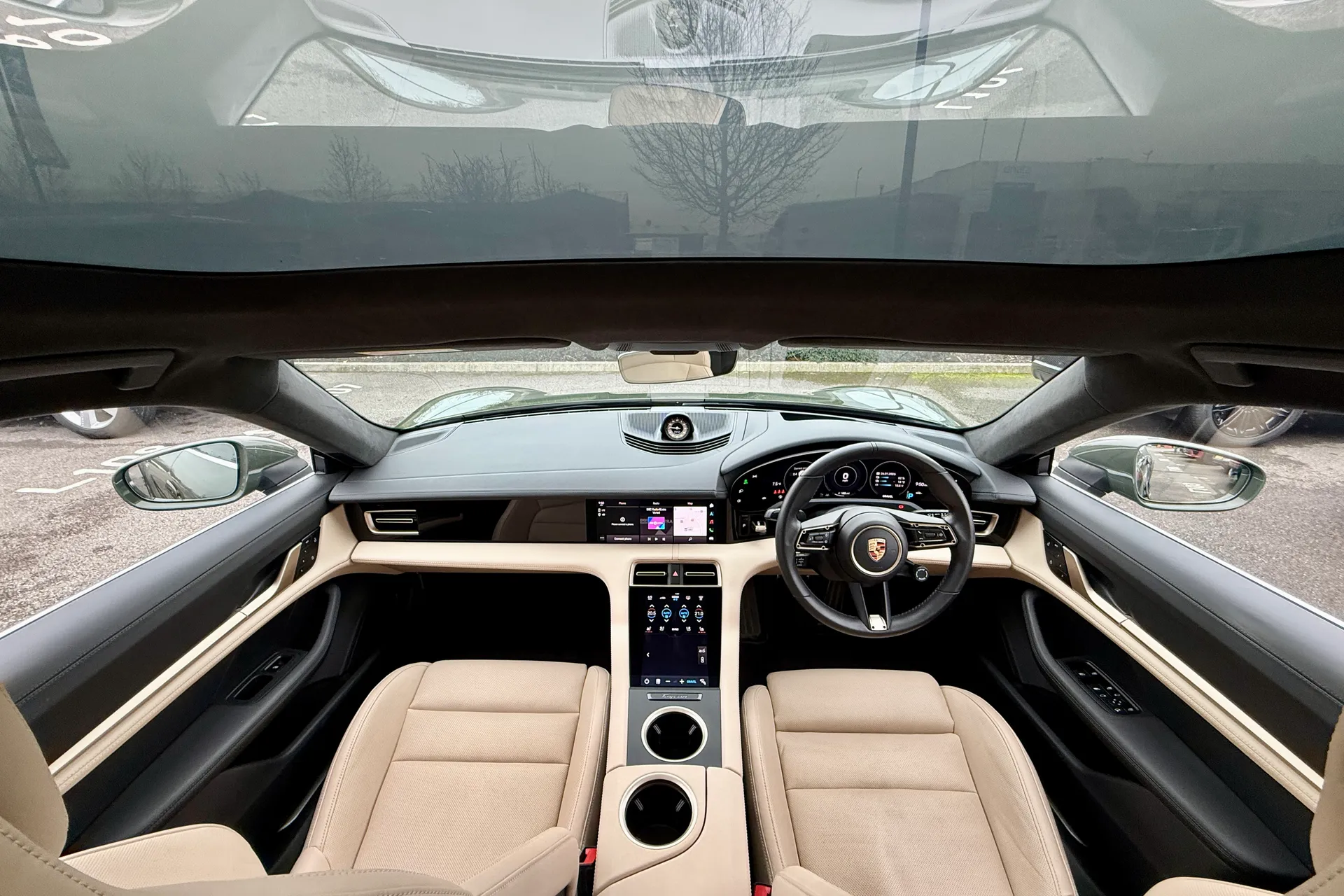 Porsche TAYCAN thumbnail image number 3