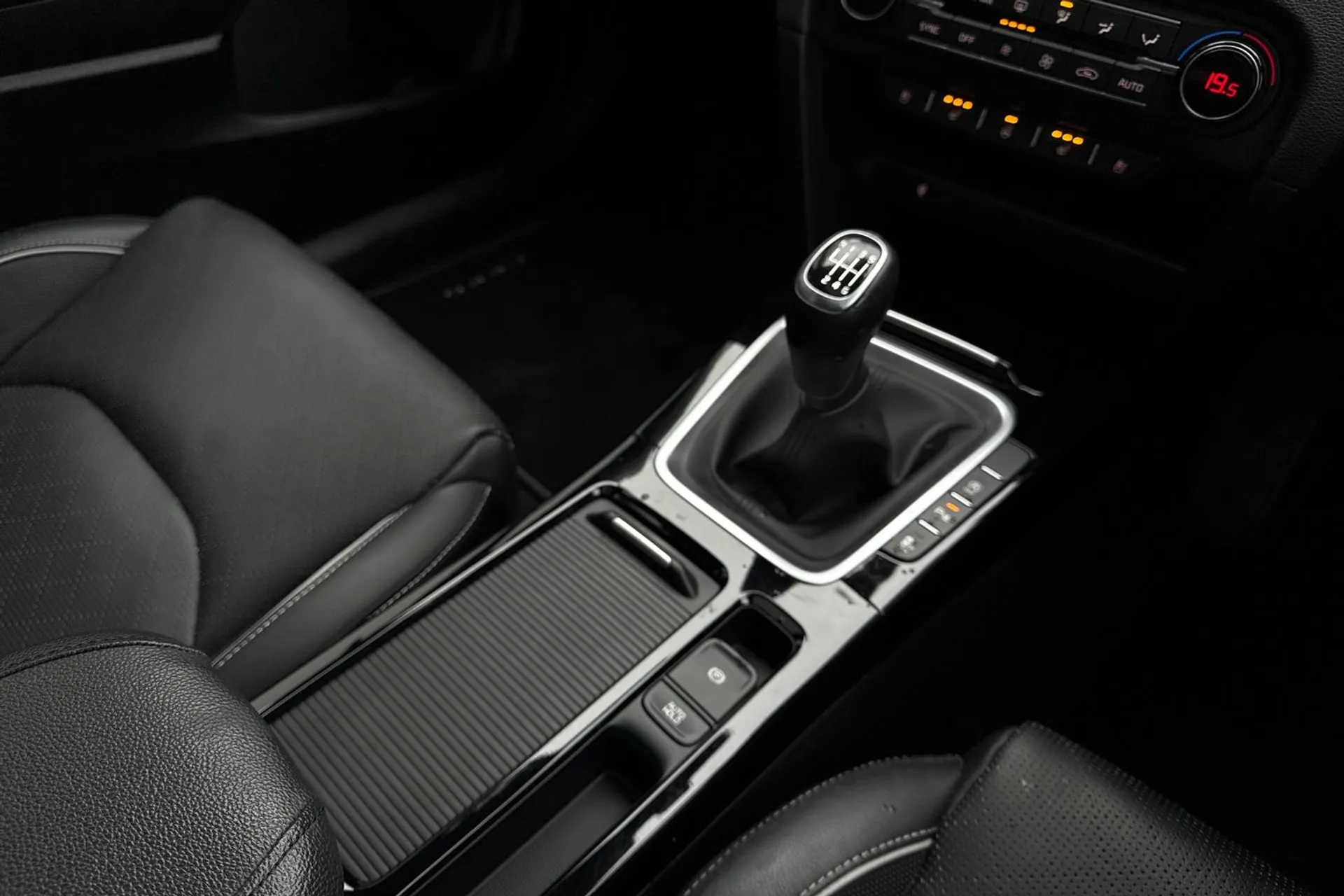 KIA XCEED thumbnail image number 41