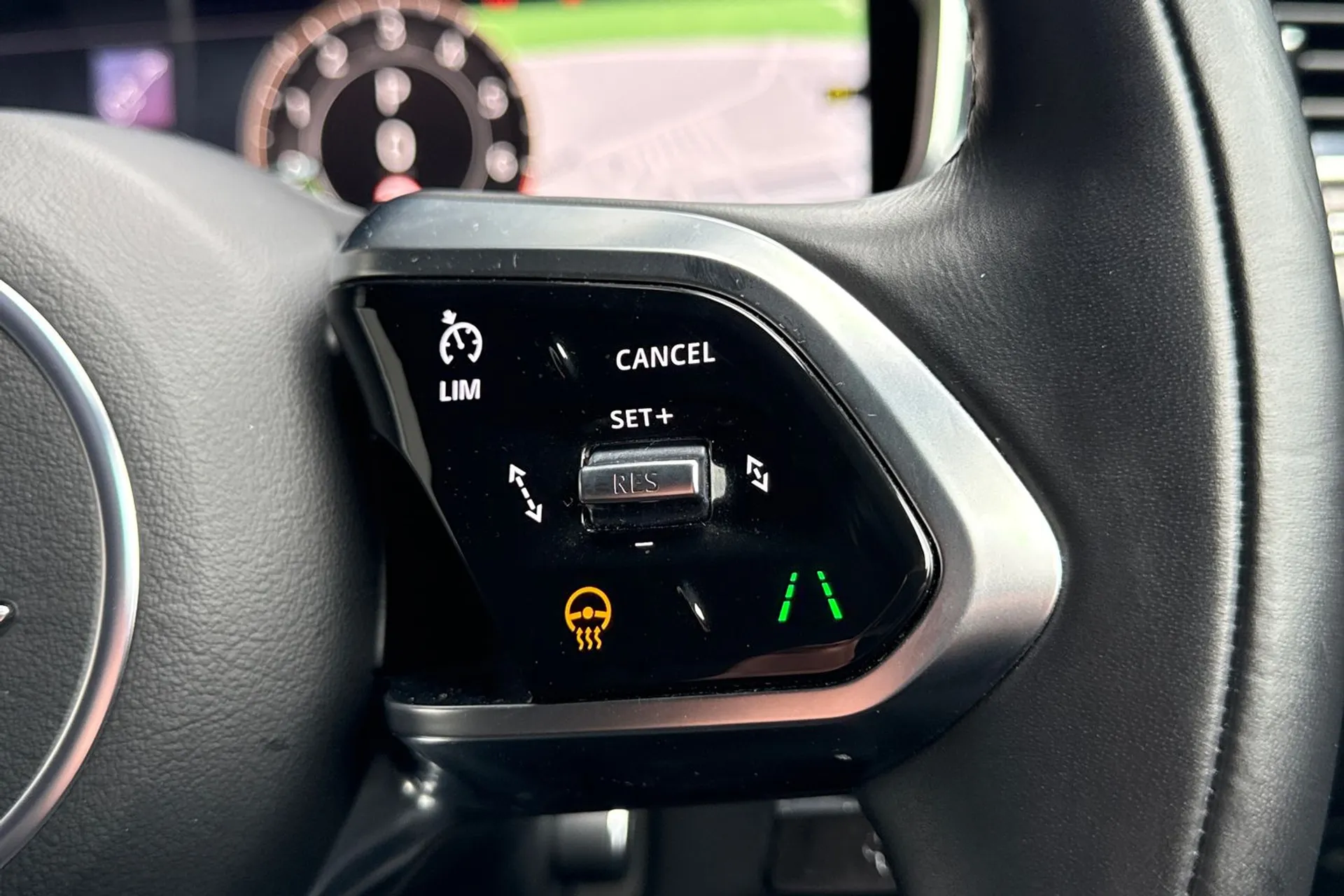 Jaguar F-PACE thumbnail image number 51