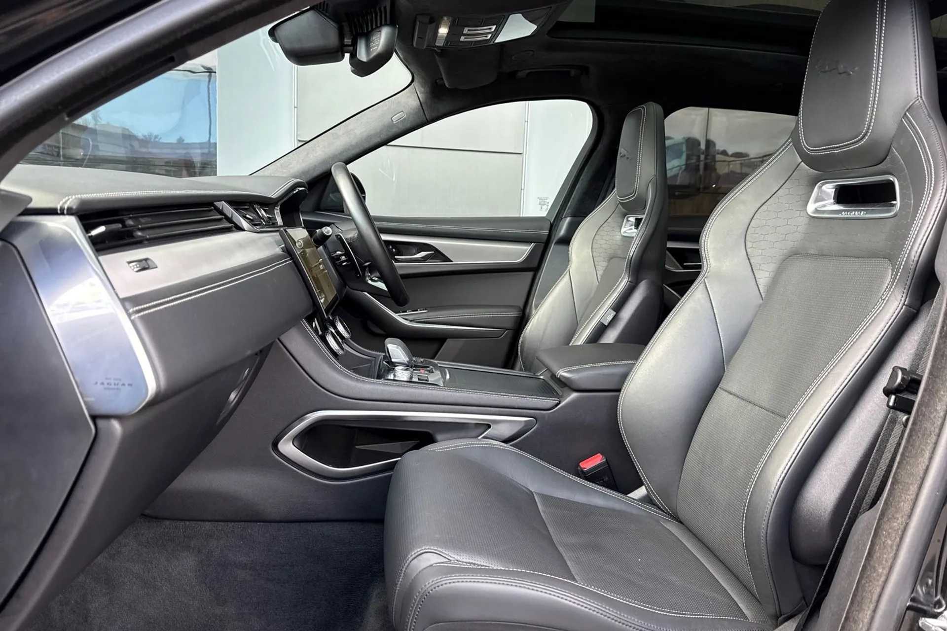 Jaguar F-PACE thumbnail image number 42