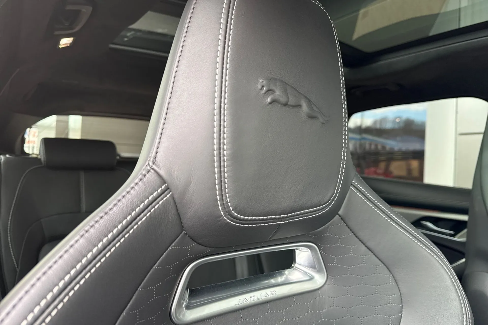 Jaguar F-PACE thumbnail image number 23