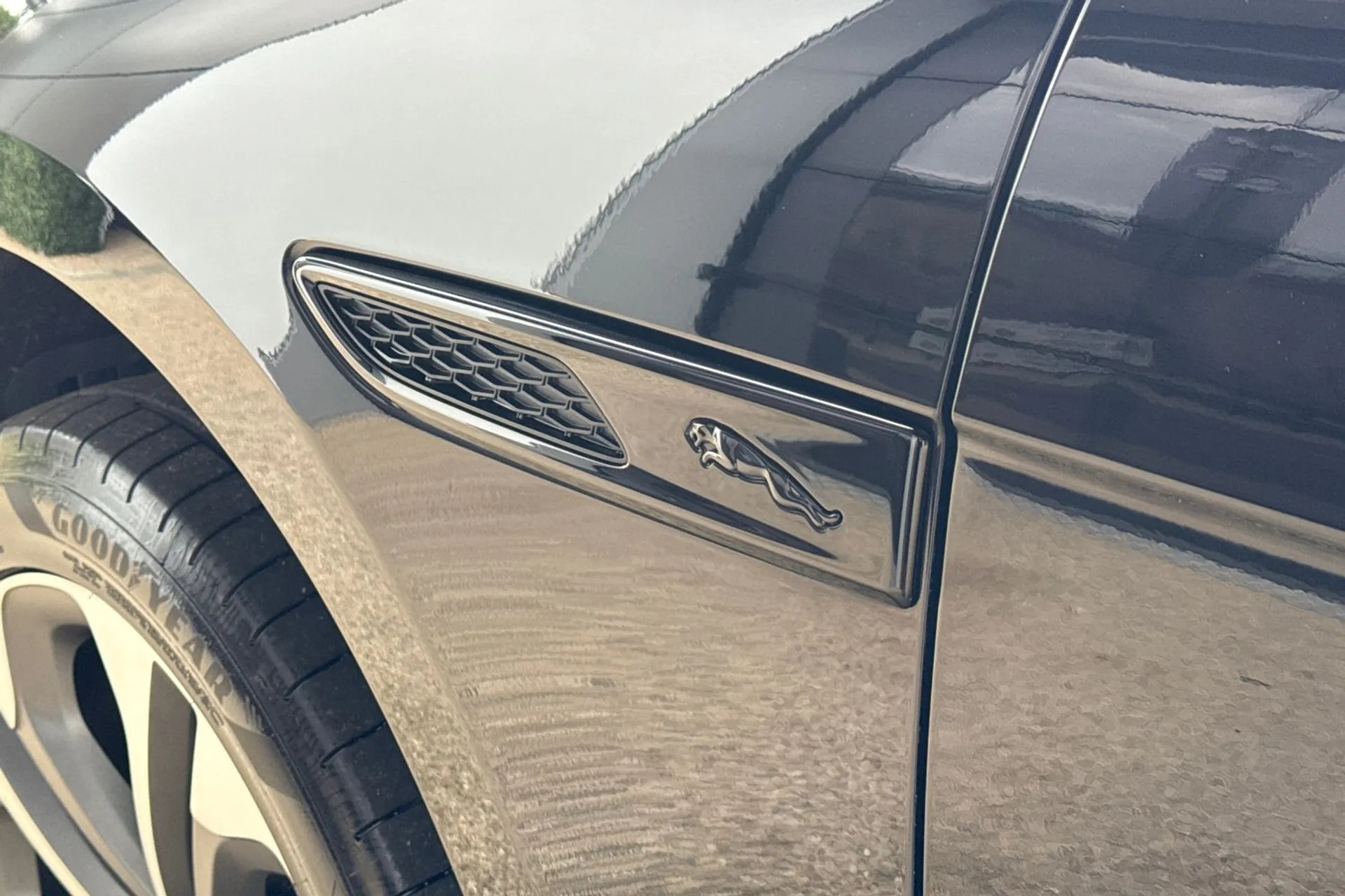 Jaguar F-PACE thumbnail image number 35