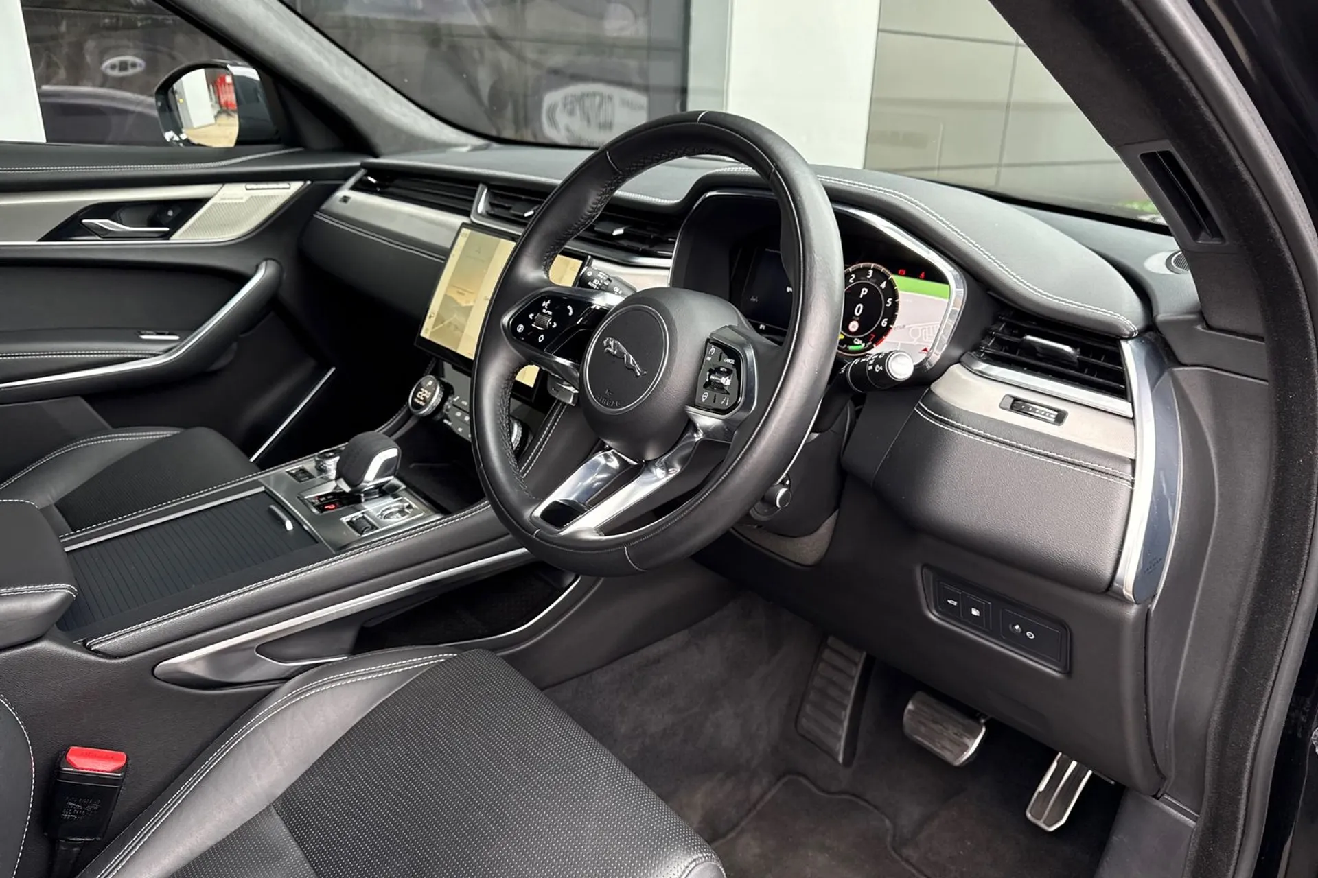 Jaguar F-PACE thumbnail image number 21