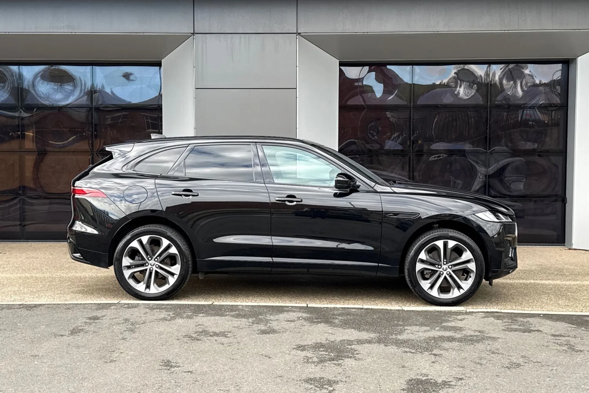 Jaguar F-PACE thumbnail image number 2