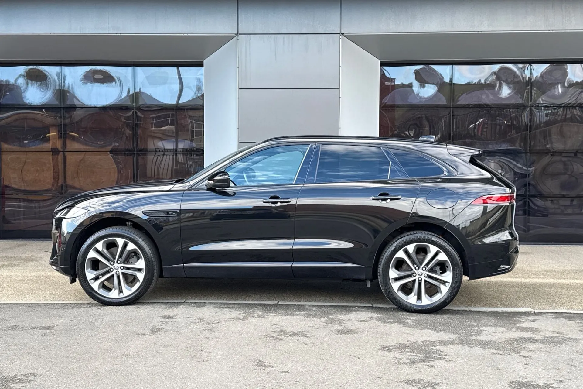 Jaguar F-PACE thumbnail image number 16