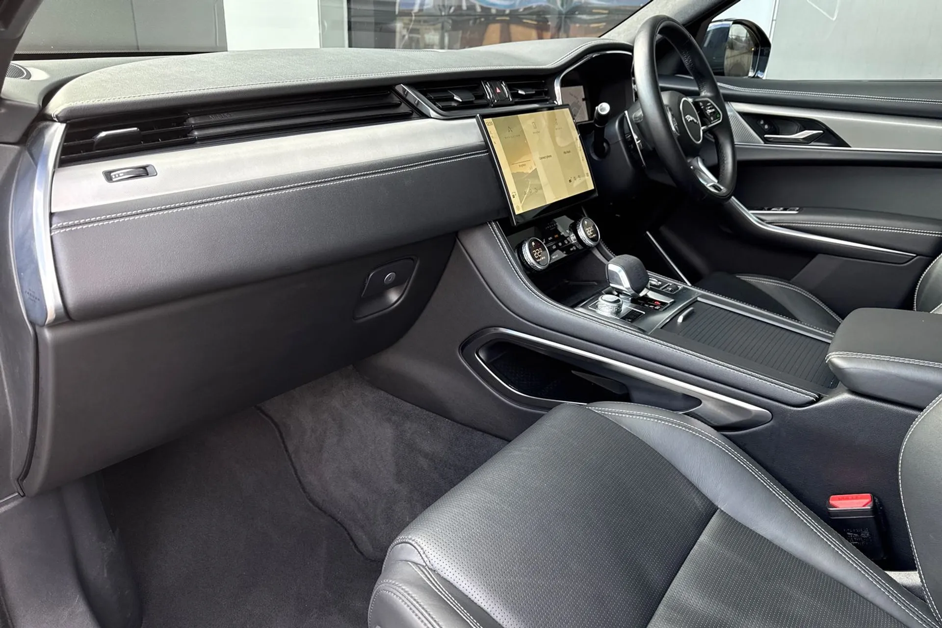 Jaguar F-PACE thumbnail image number 41