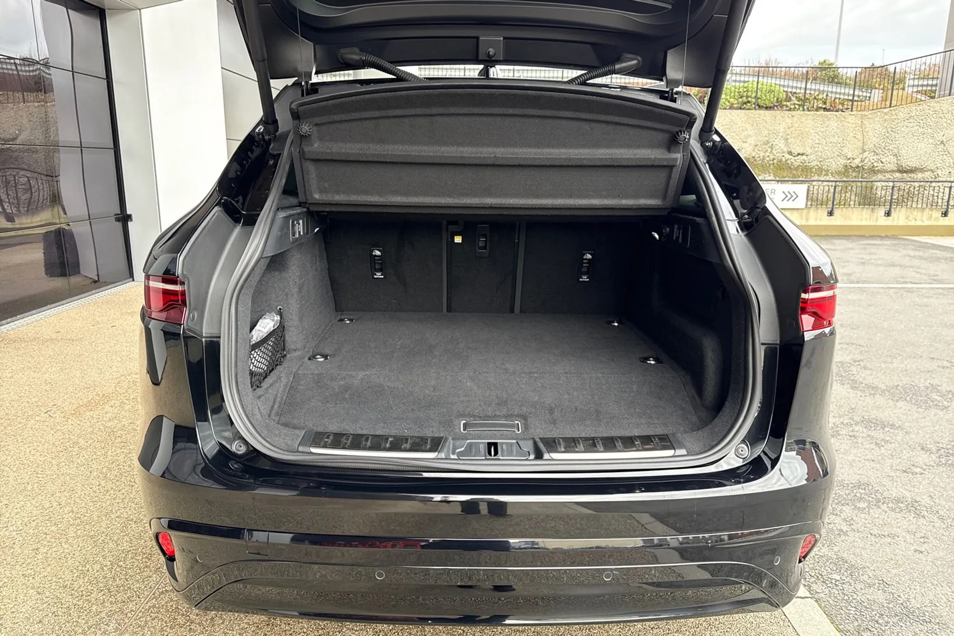 Jaguar F-PACE thumbnail image number 36