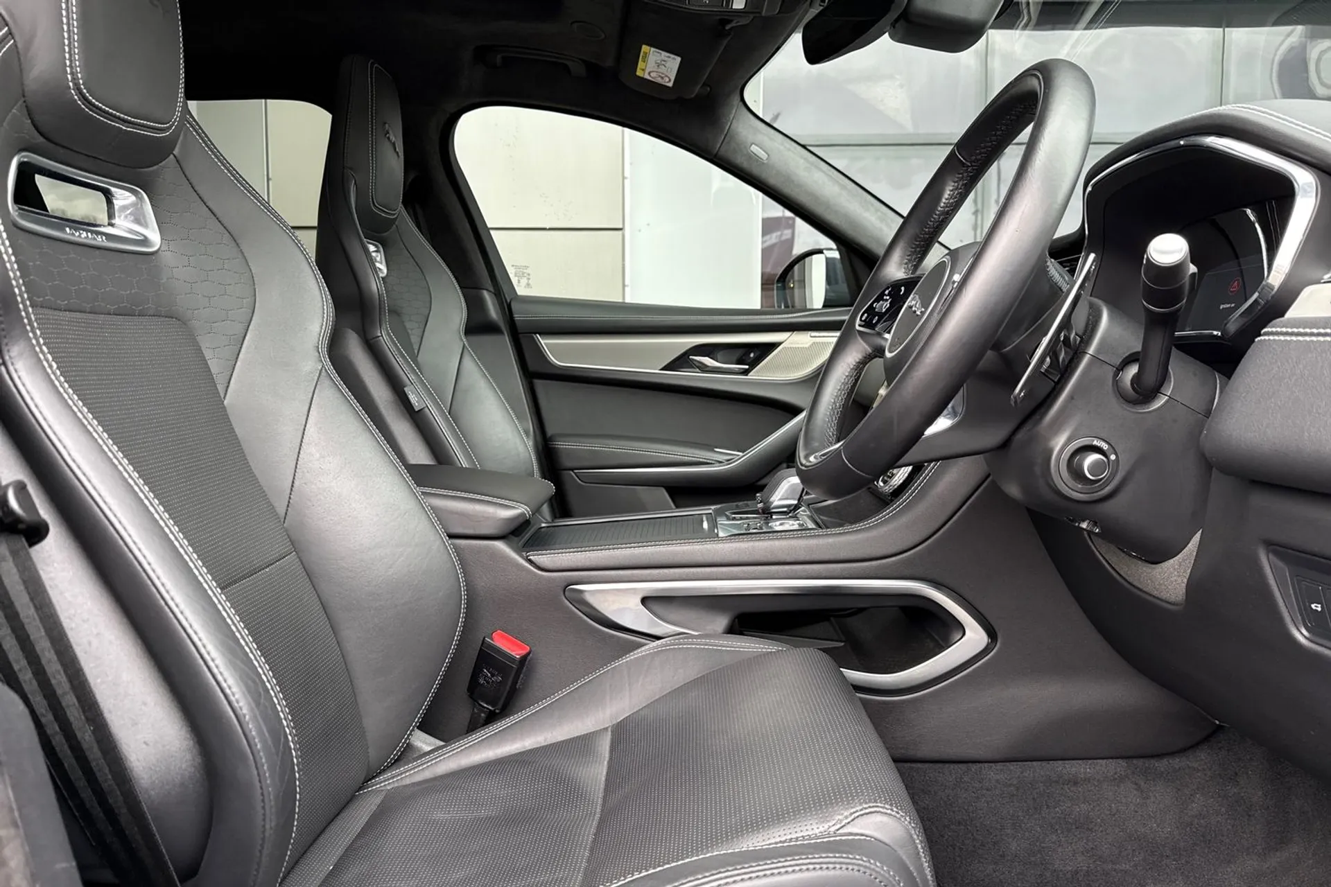 Jaguar F-PACE thumbnail image number 22