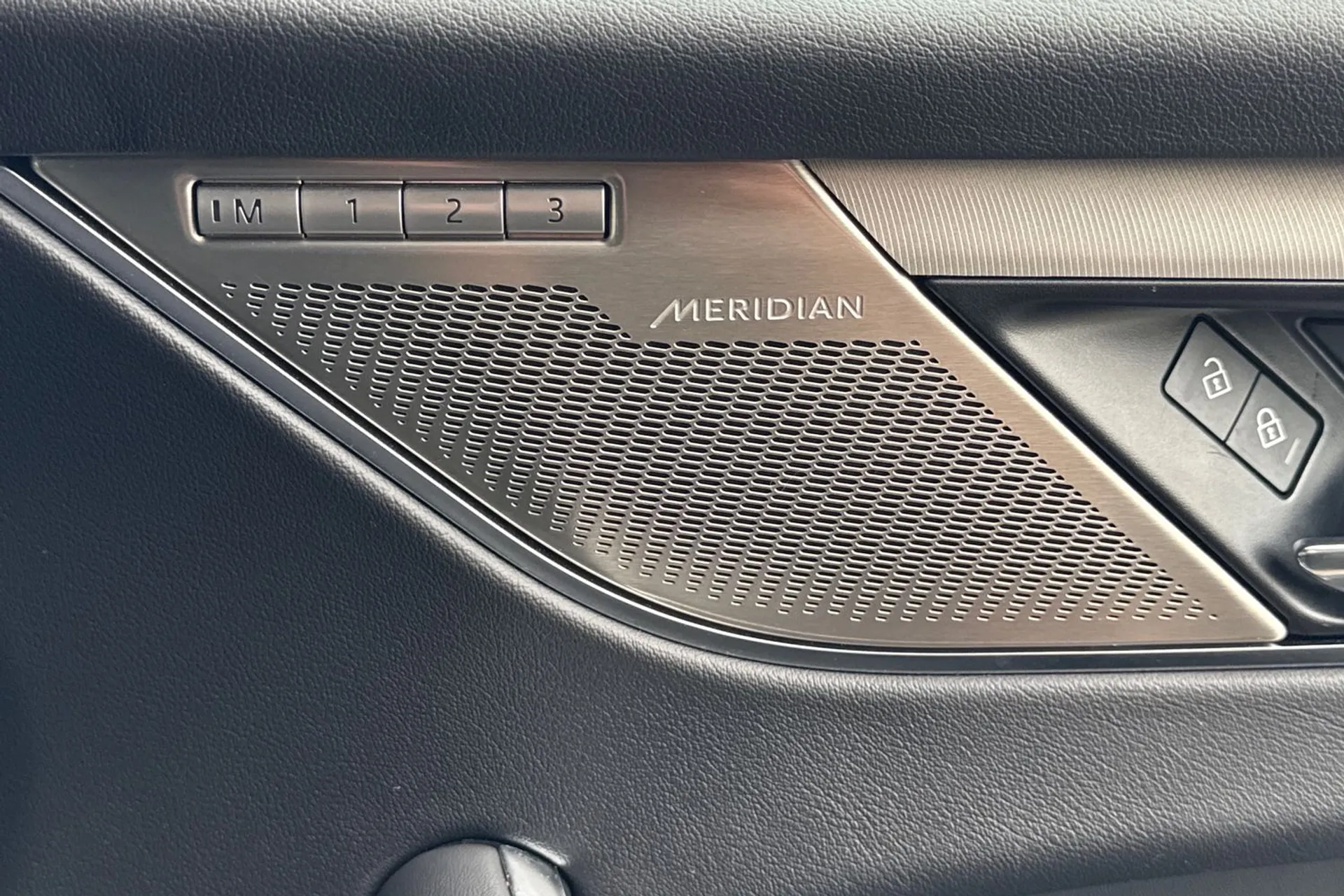 Jaguar F-PACE thumbnail image number 54