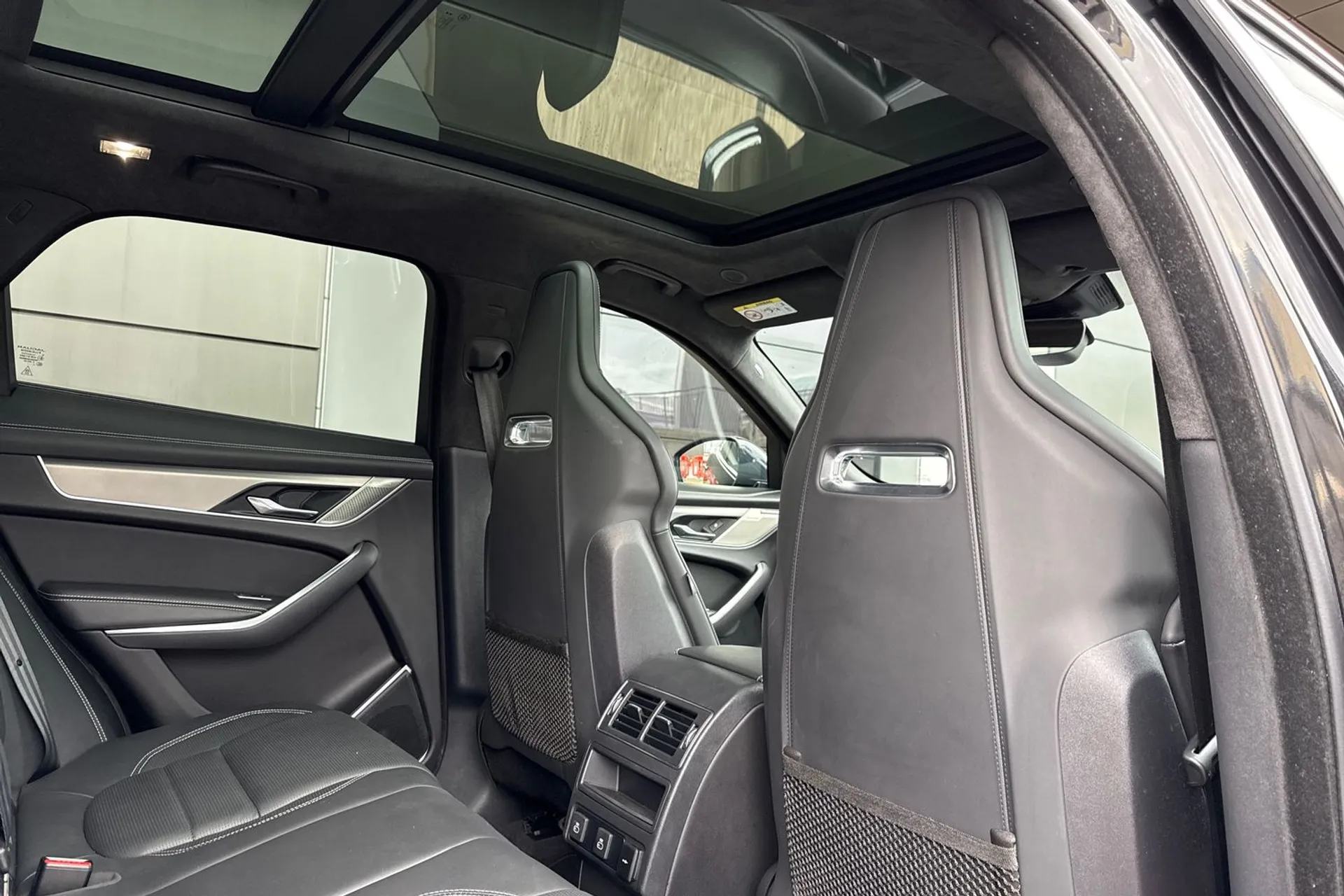 Jaguar F-PACE thumbnail image number 39