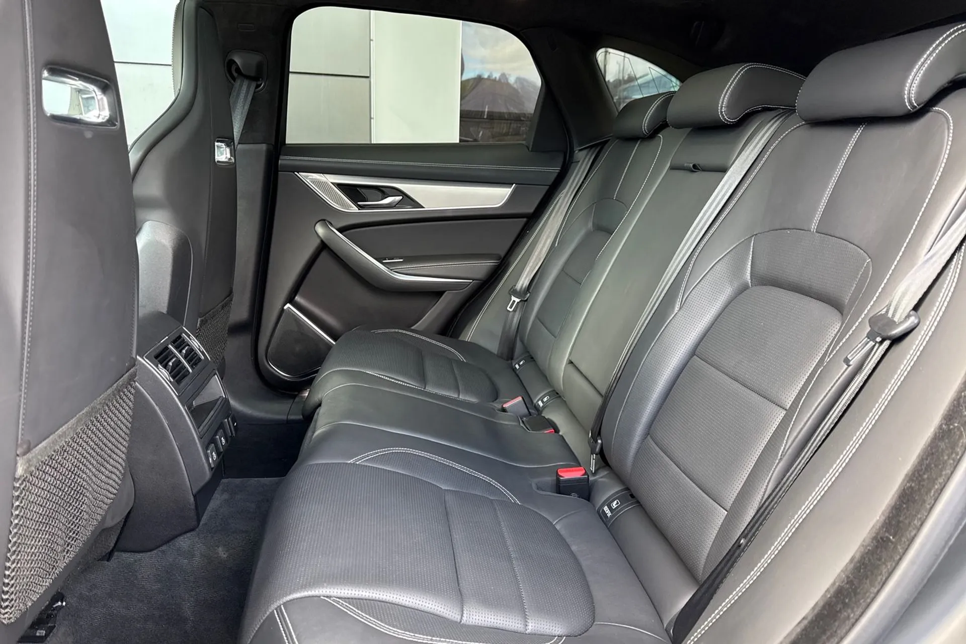 Jaguar F-PACE thumbnail image number 43