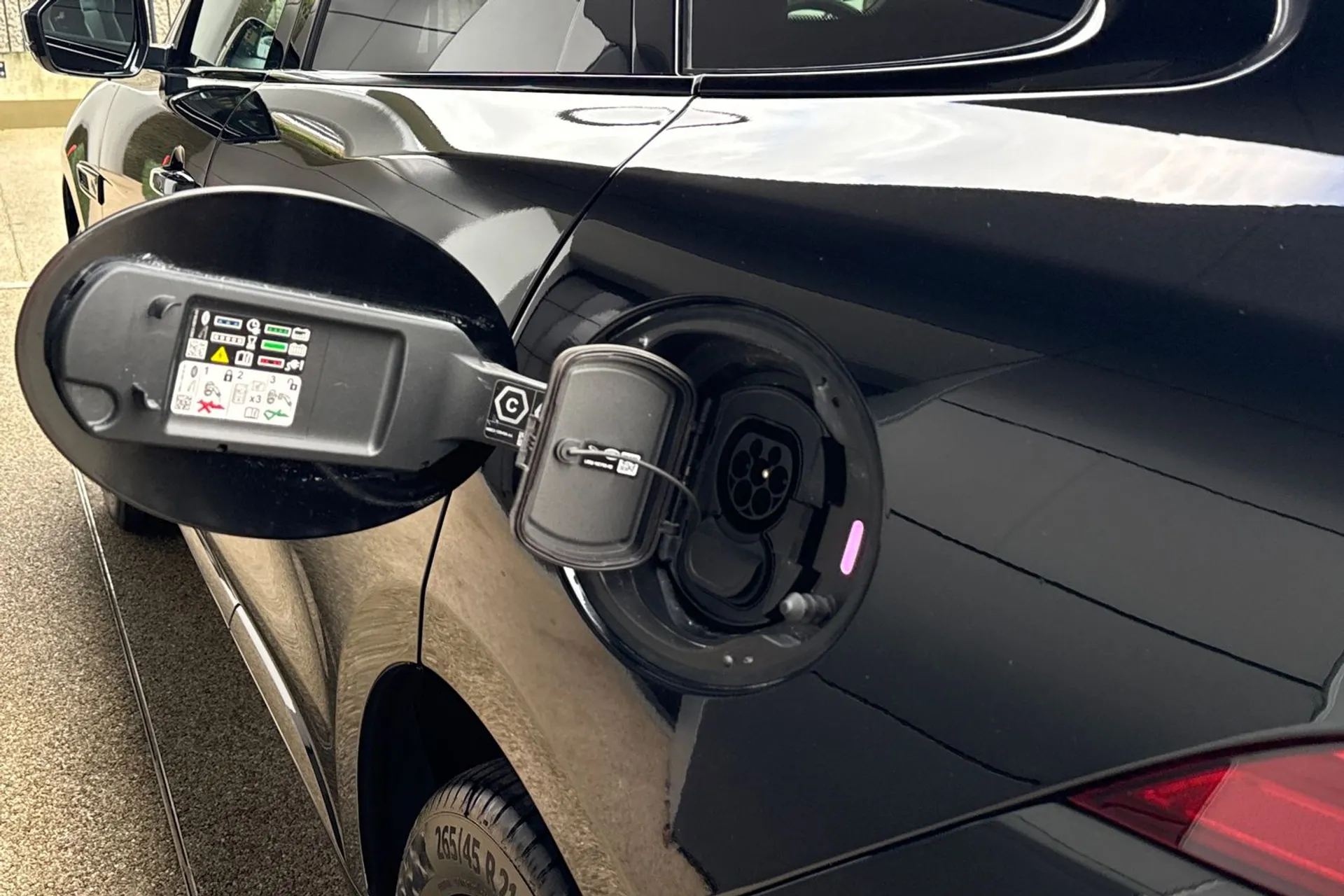 Jaguar F-PACE thumbnail image number 13