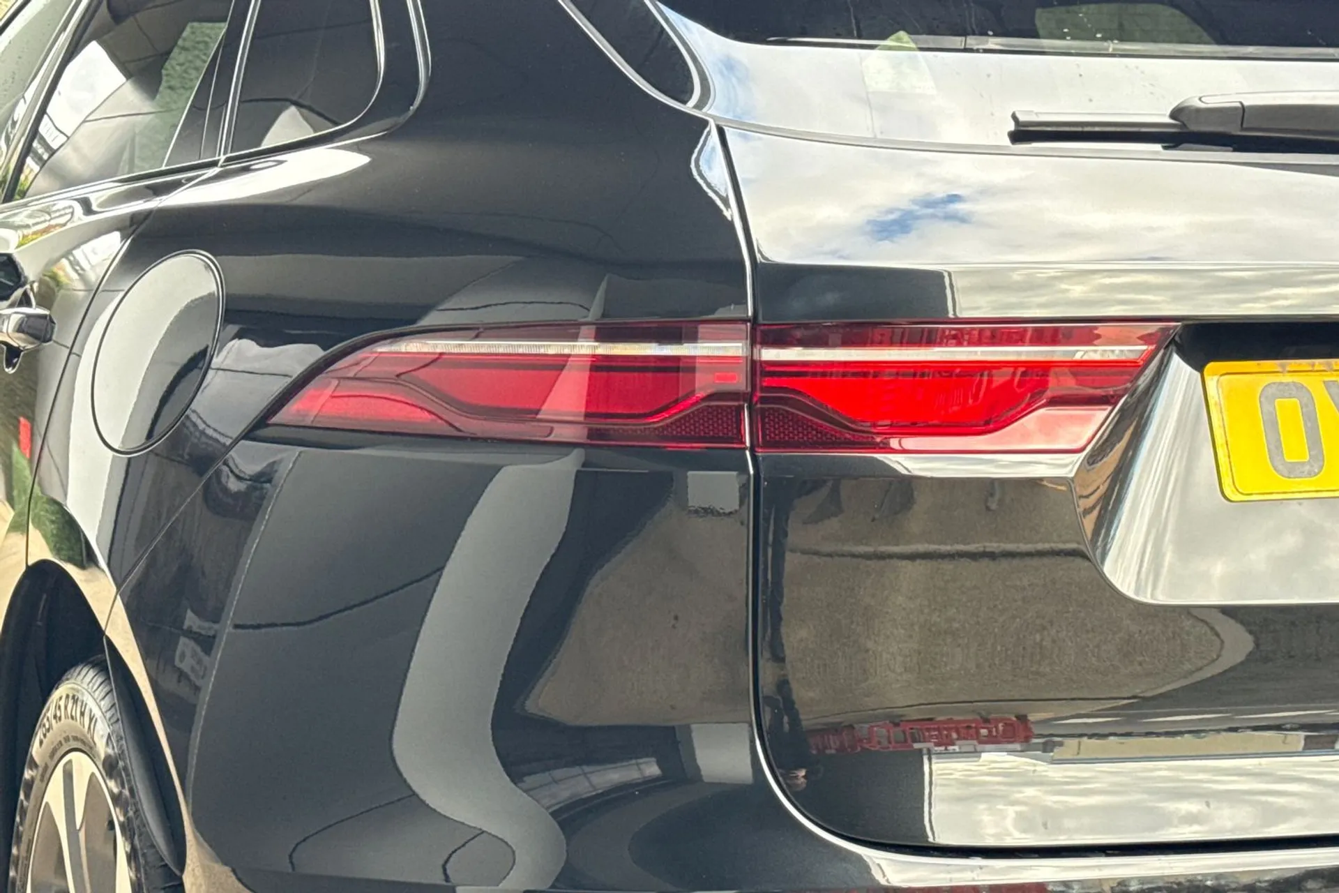 Jaguar F-PACE thumbnail image number 31