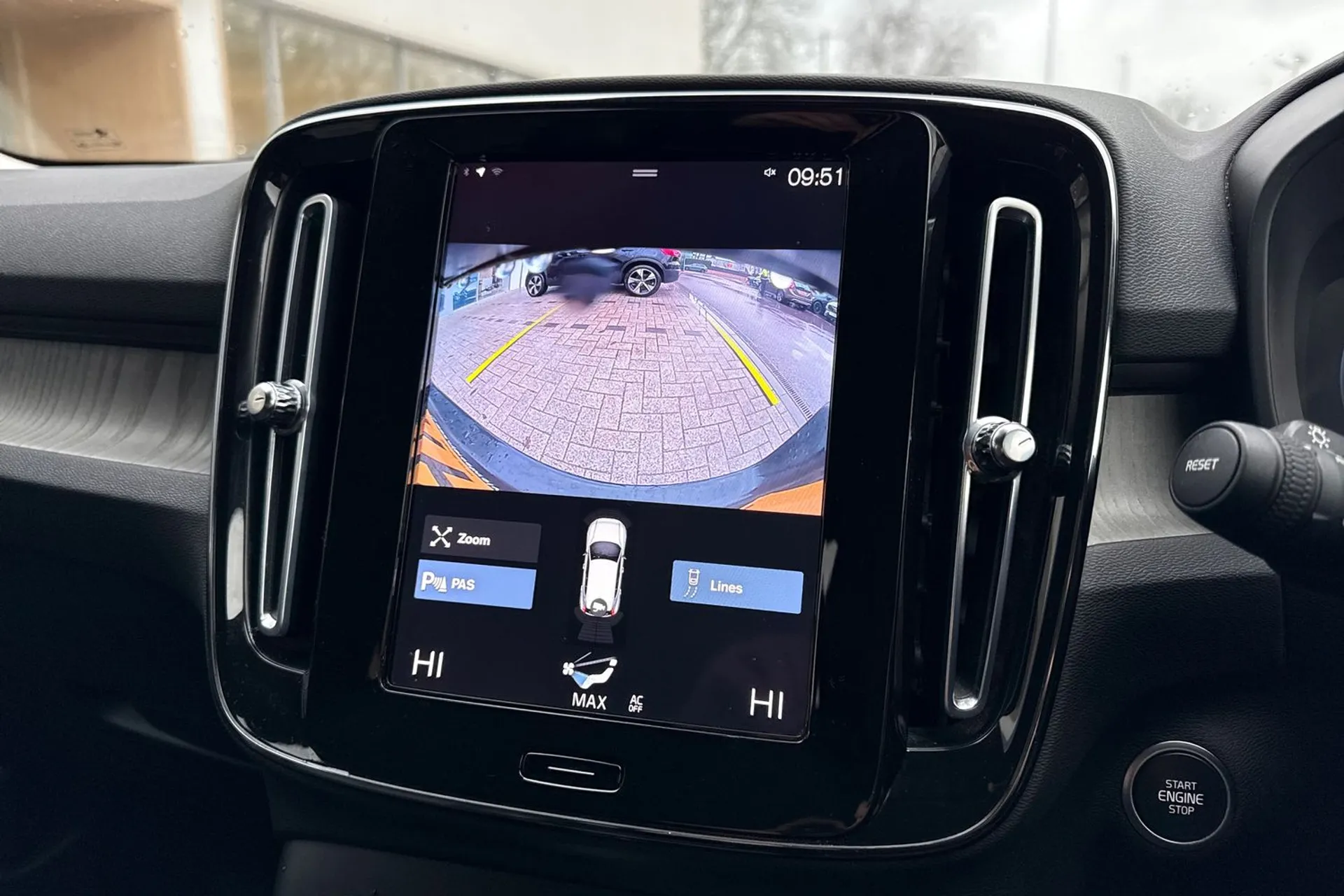 Volvo XC40 thumbnail image number 4