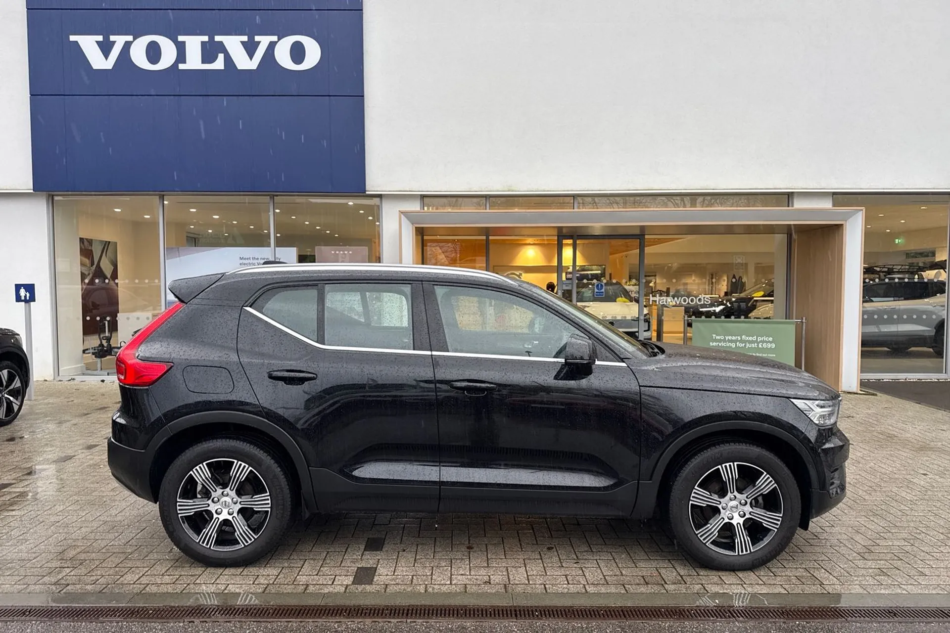 Volvo XC40 thumbnail image number 2