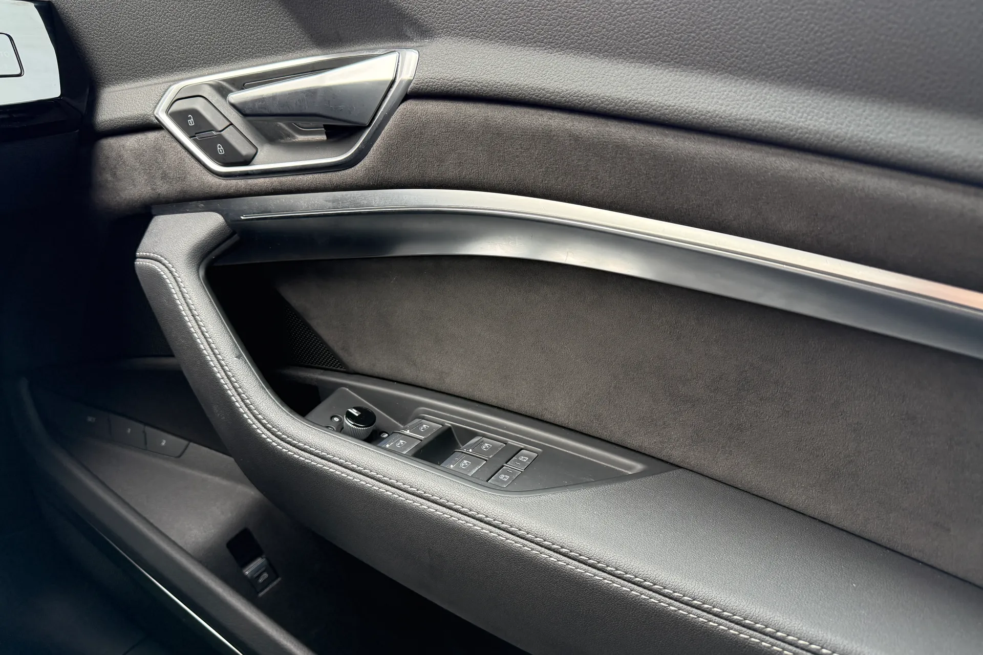 Audi e-tron thumbnail image number 19