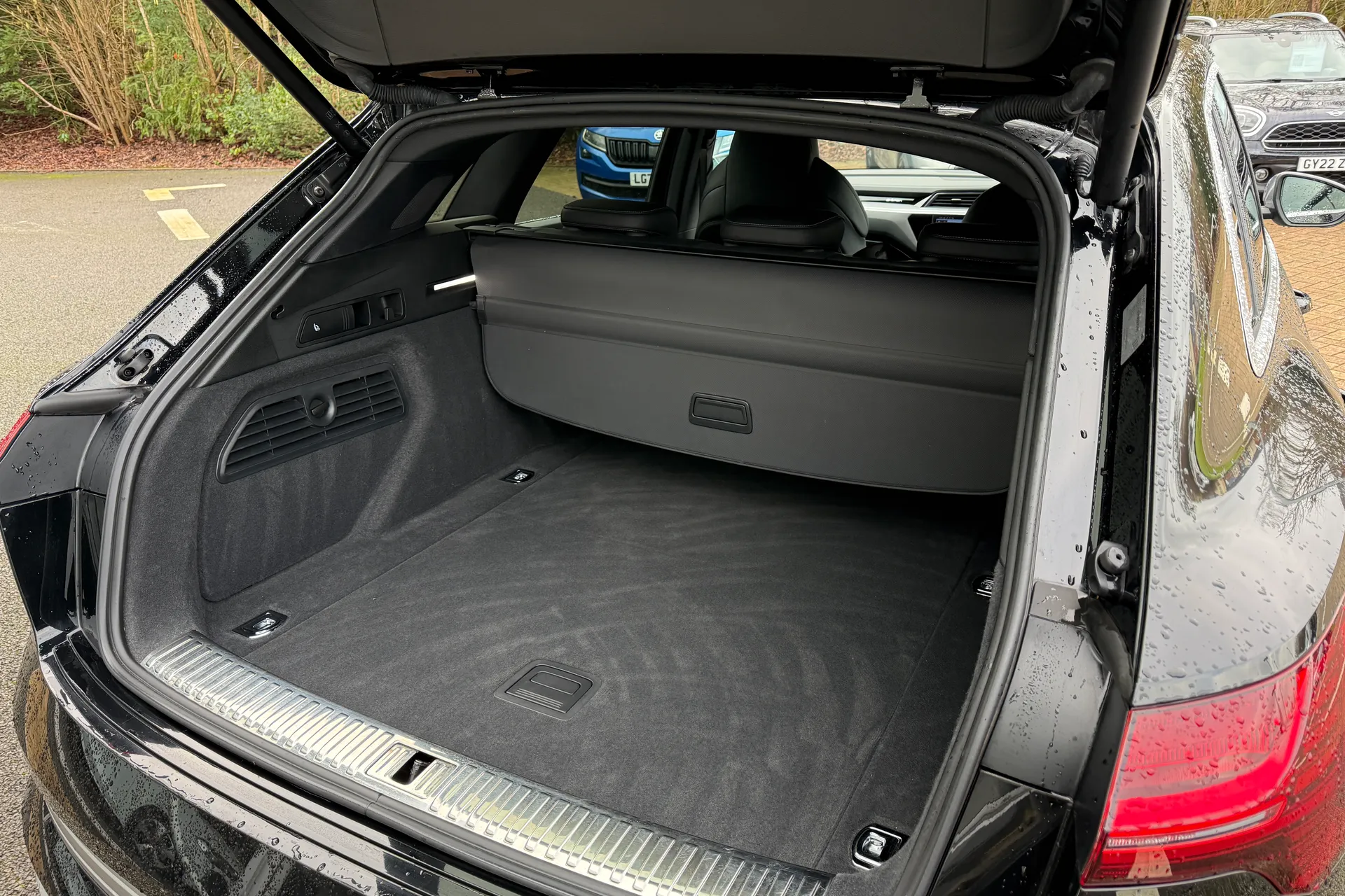 Audi e-tron thumbnail image number 41