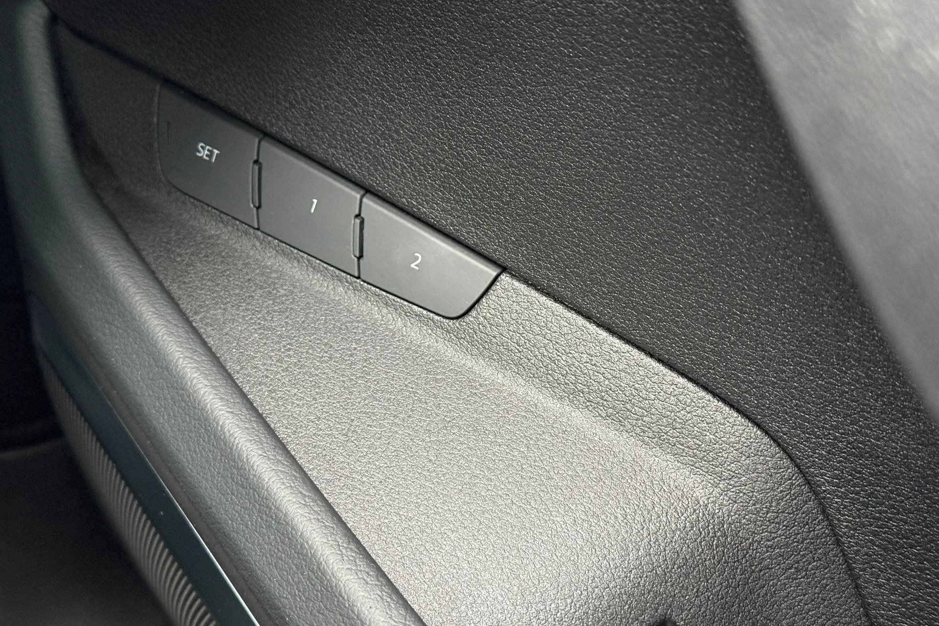 Audi e-tron thumbnail image number 20