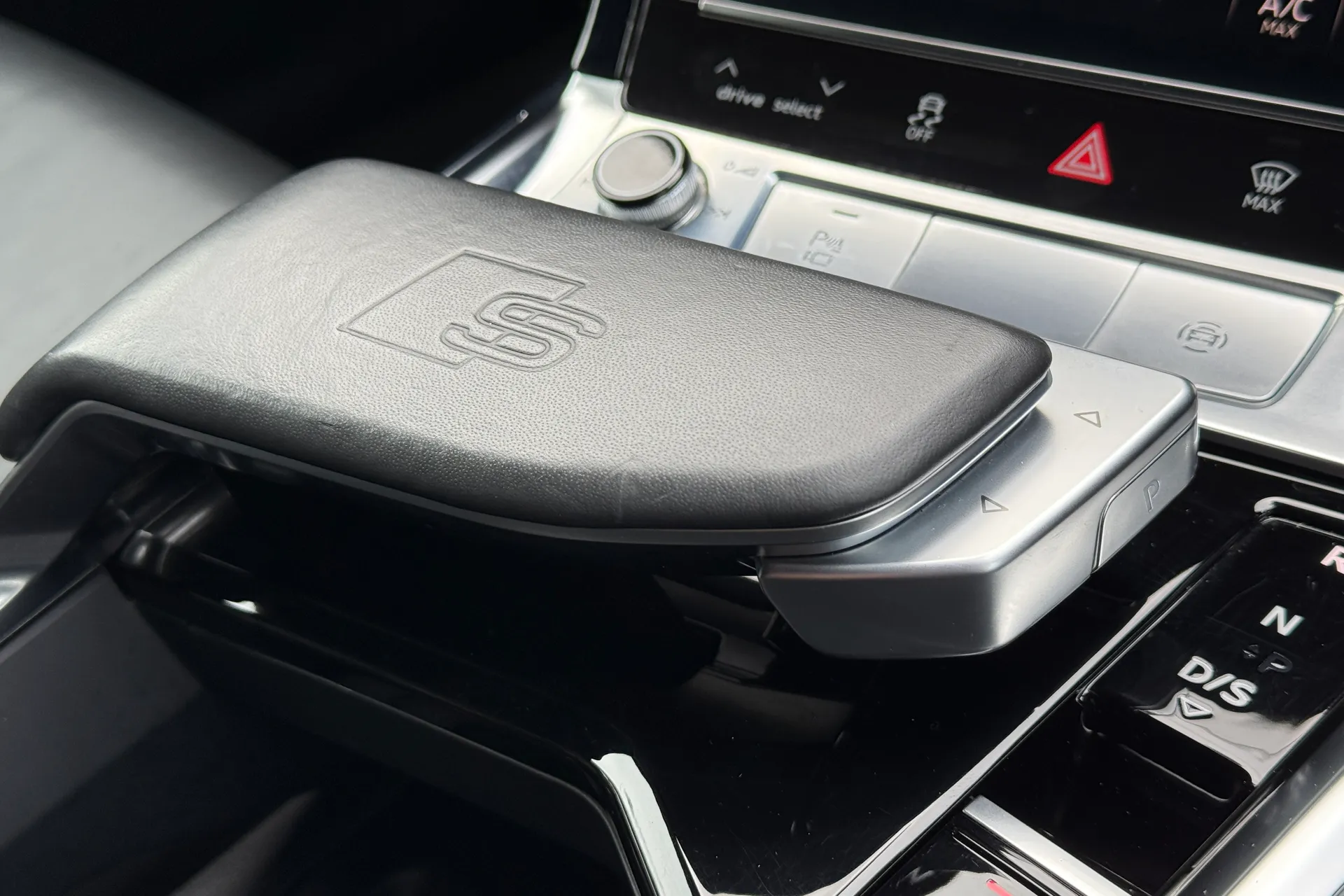 Audi e-tron thumbnail image number 12