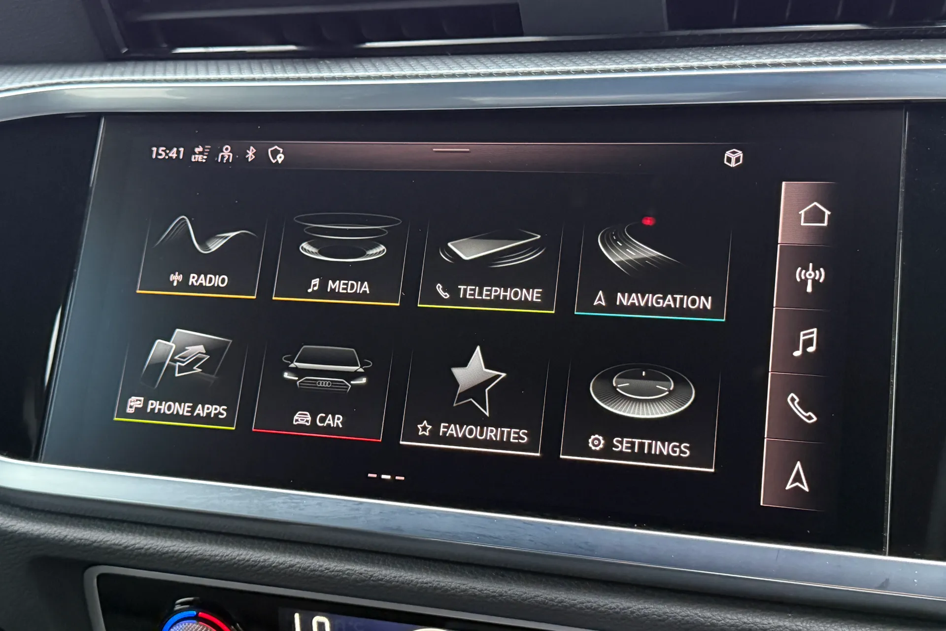 Audi Q3 thumbnail image number 10