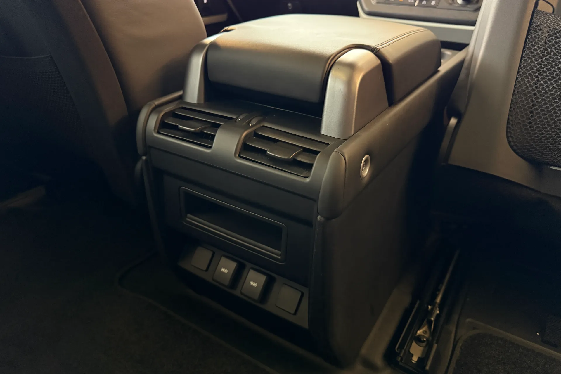 LAND ROVER DEFENDER thumbnail image number 30