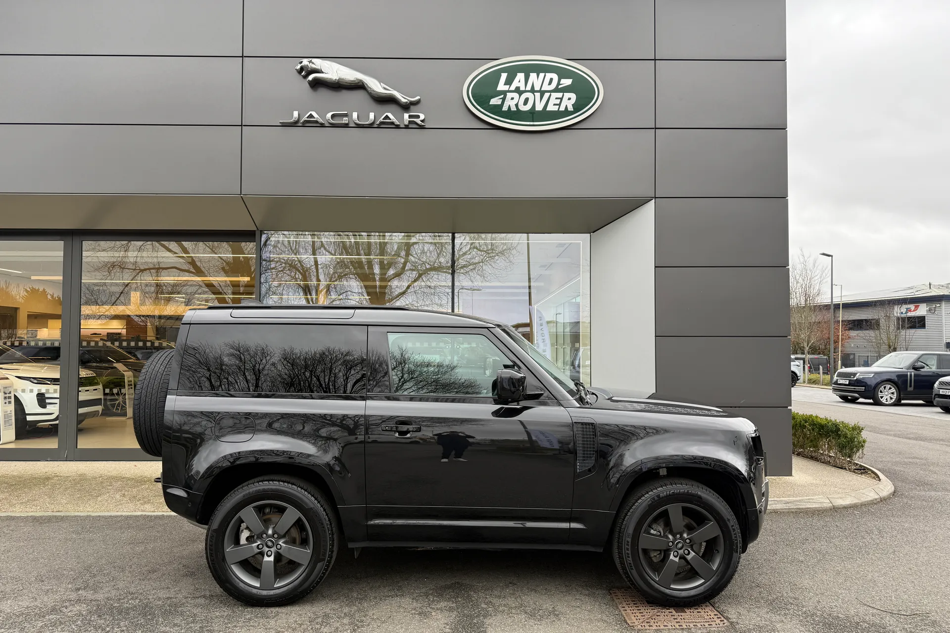 LAND ROVER DEFENDER thumbnail image number 2