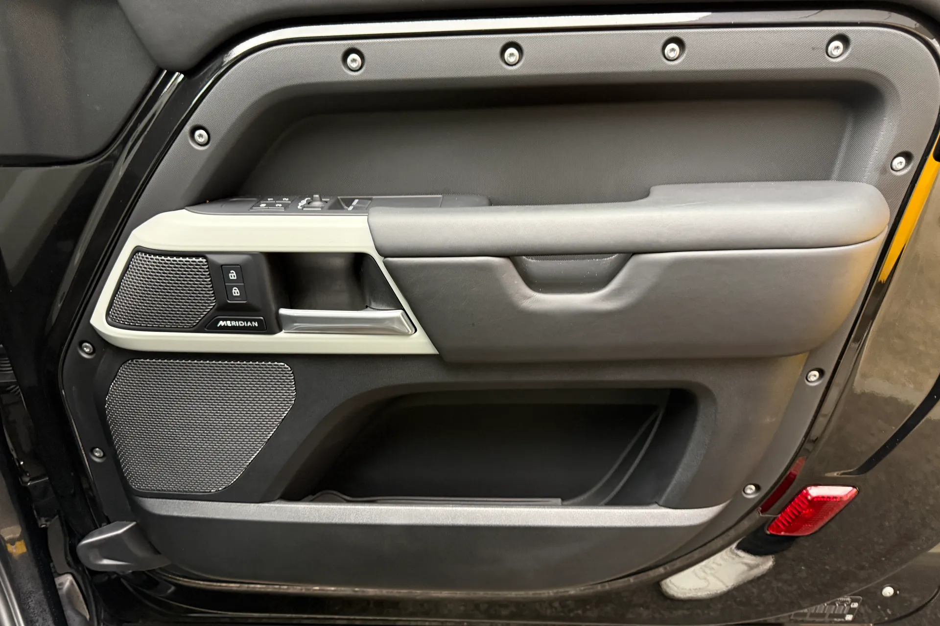 LAND ROVER DEFENDER thumbnail image number 46