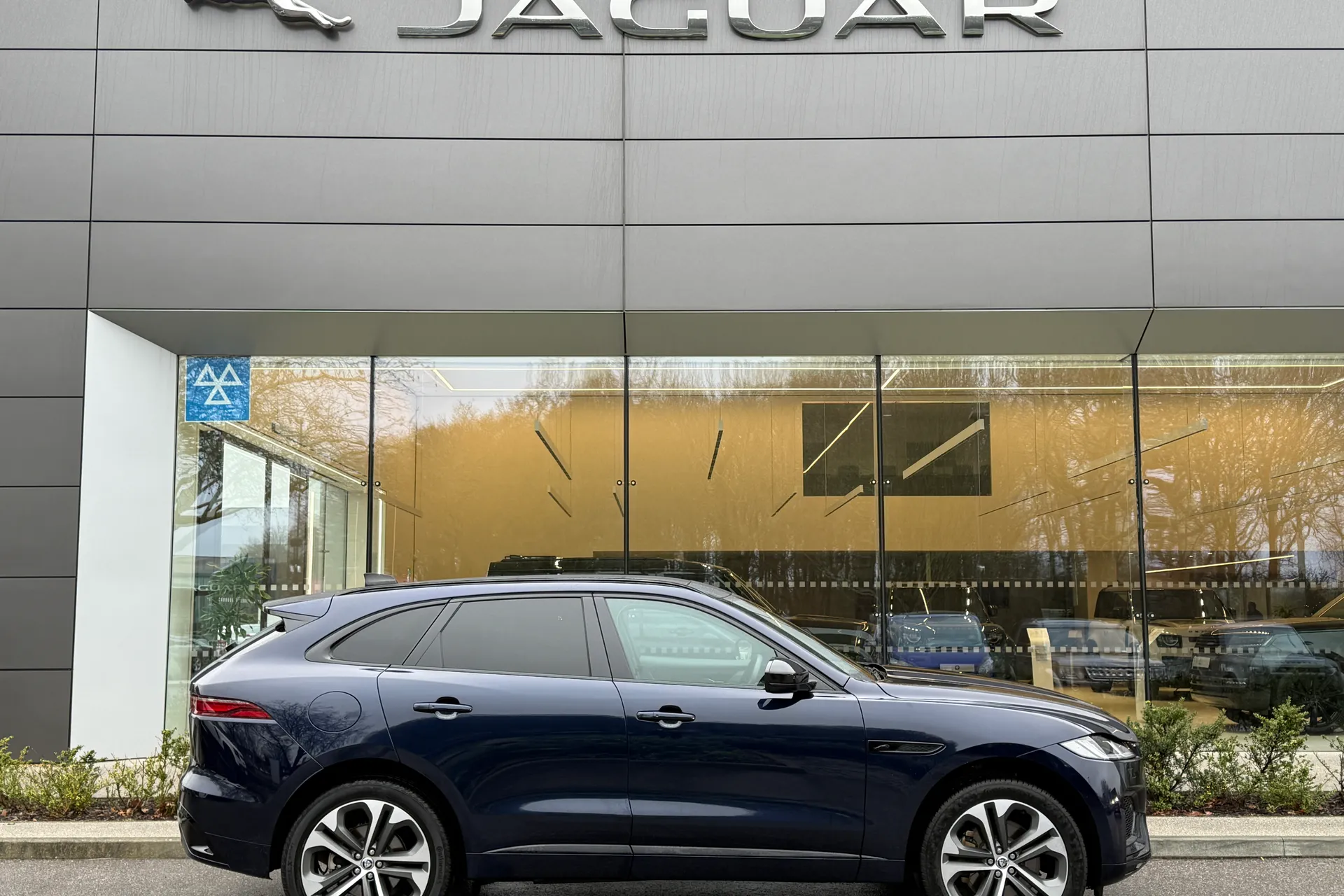 Jaguar F-PACE thumbnail image number 2
