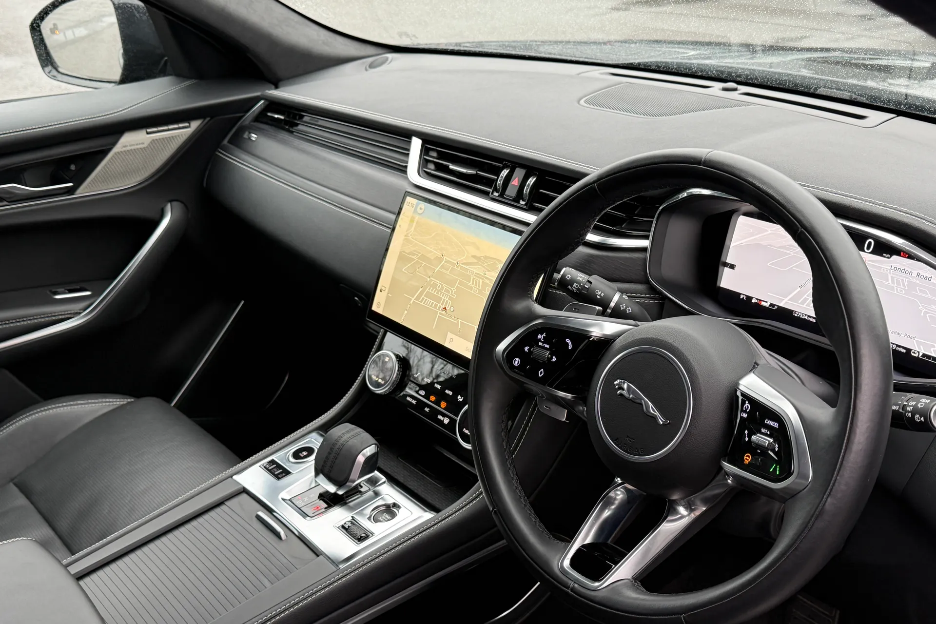 Jaguar F-PACE thumbnail image number 36