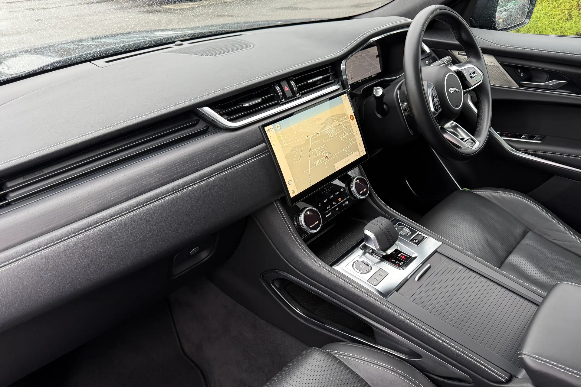 Jaguar F-PACE thumbnail image number 37