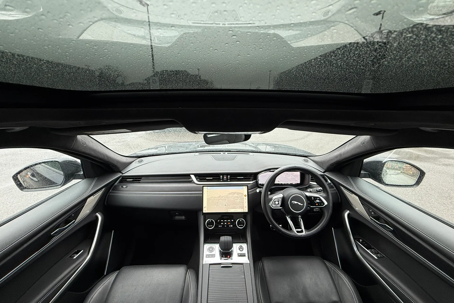 Jaguar F-PACE thumbnail image number 3