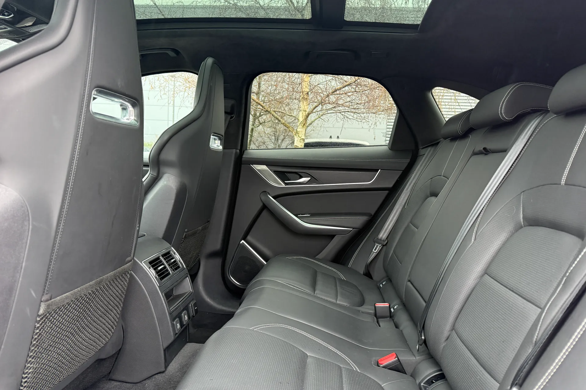 Jaguar F-PACE thumbnail image number 34