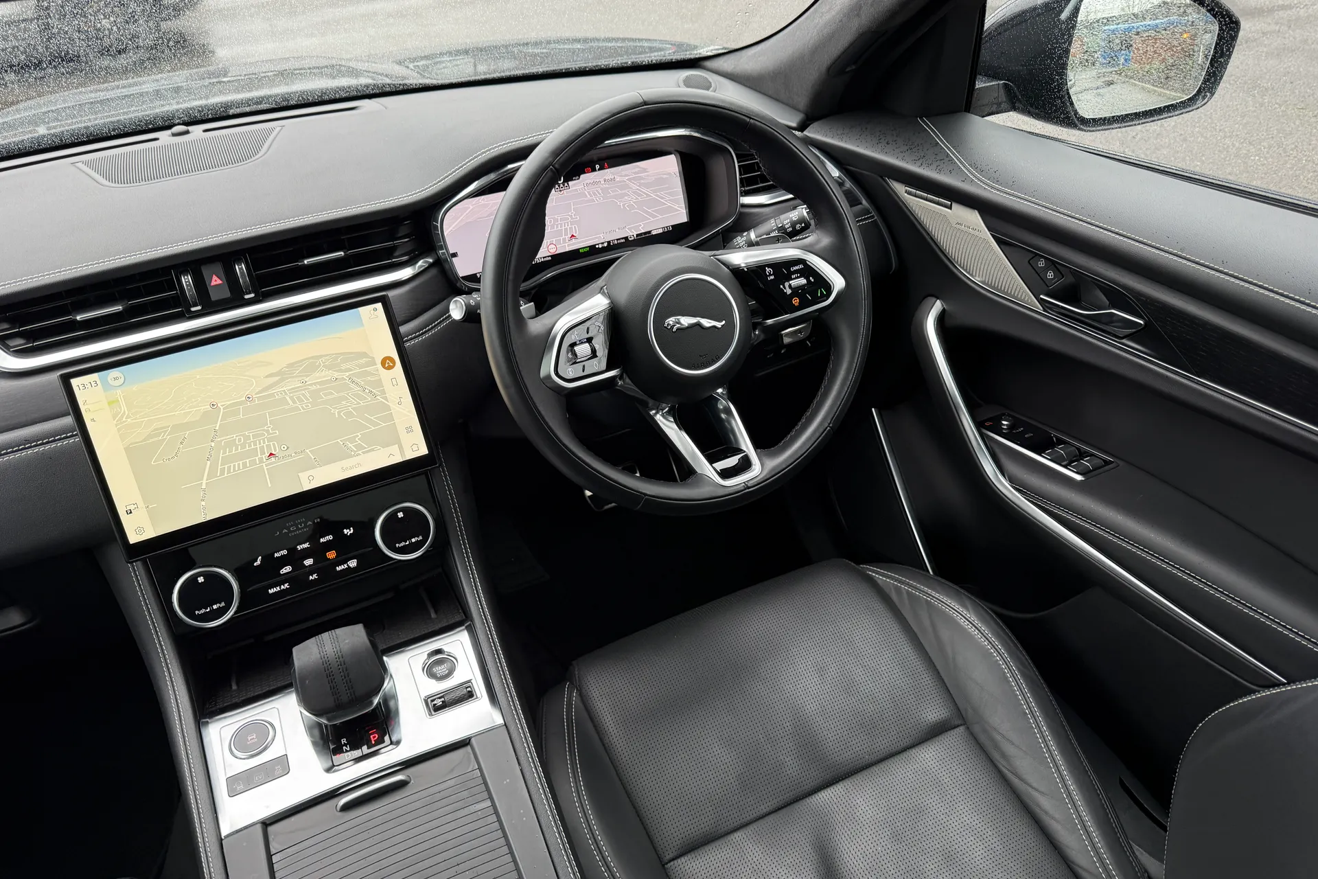 Jaguar F-PACE thumbnail image number 22