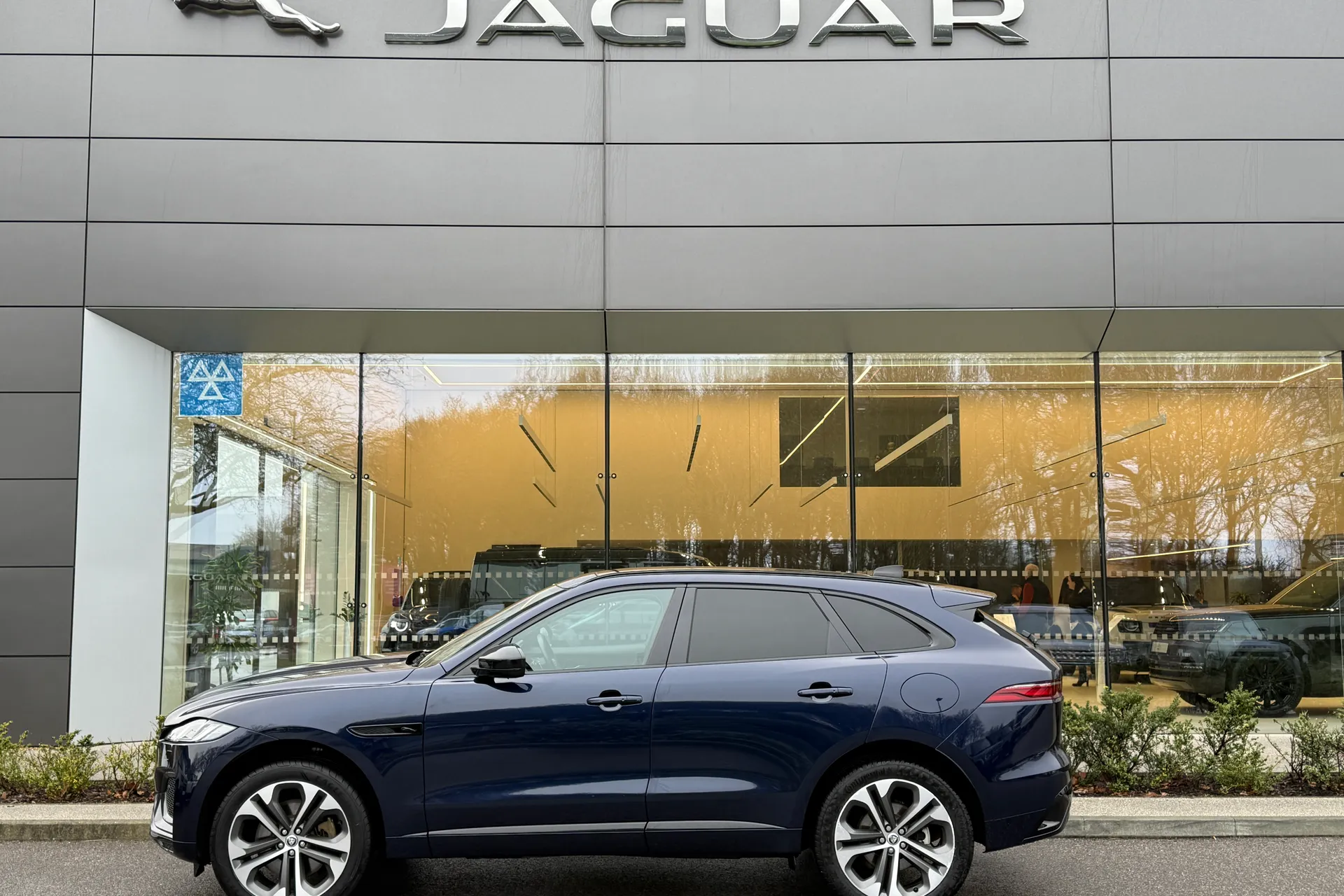 Jaguar F-PACE thumbnail image number 9